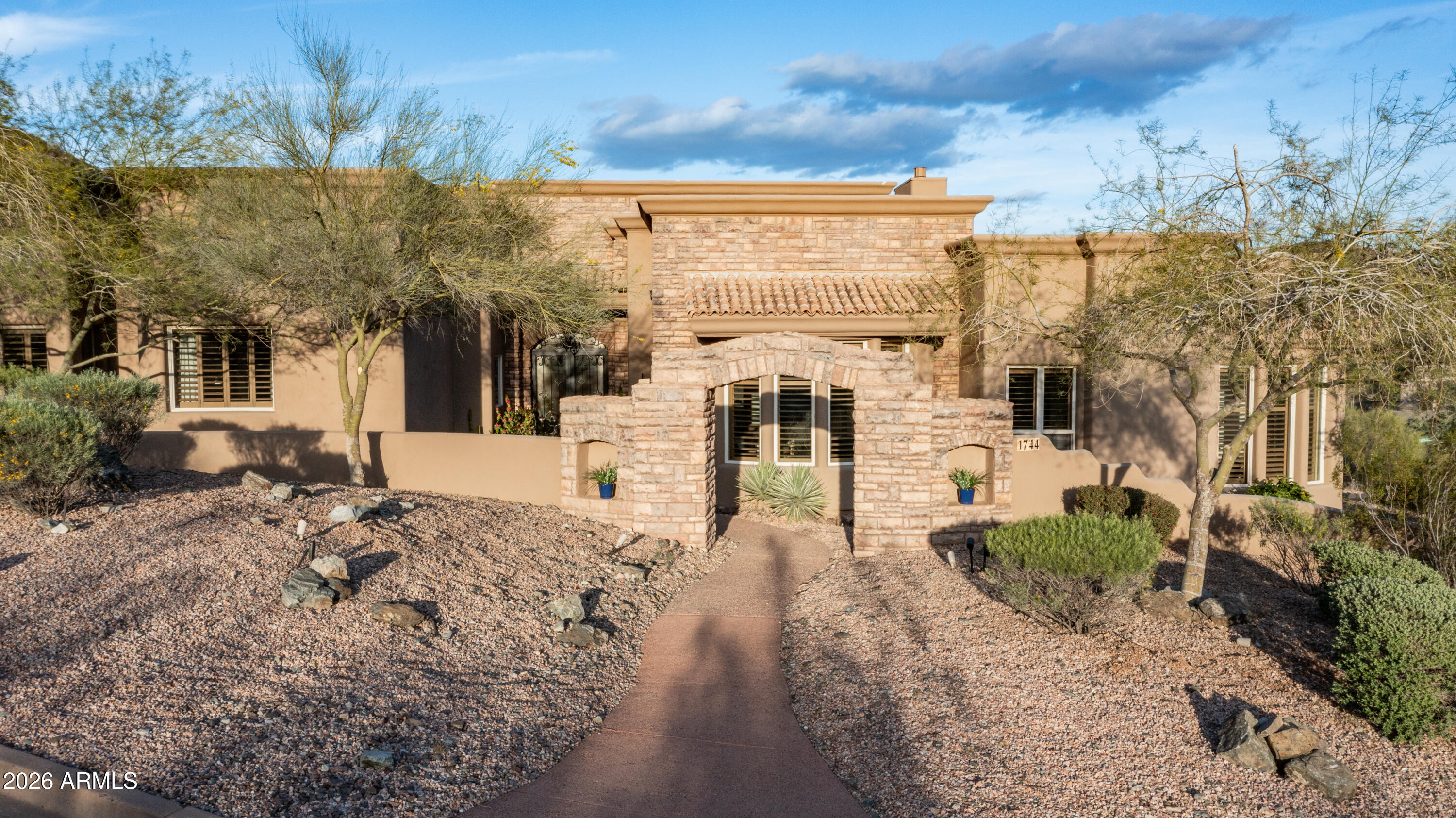 1744 E DESERT WILLOW Drive