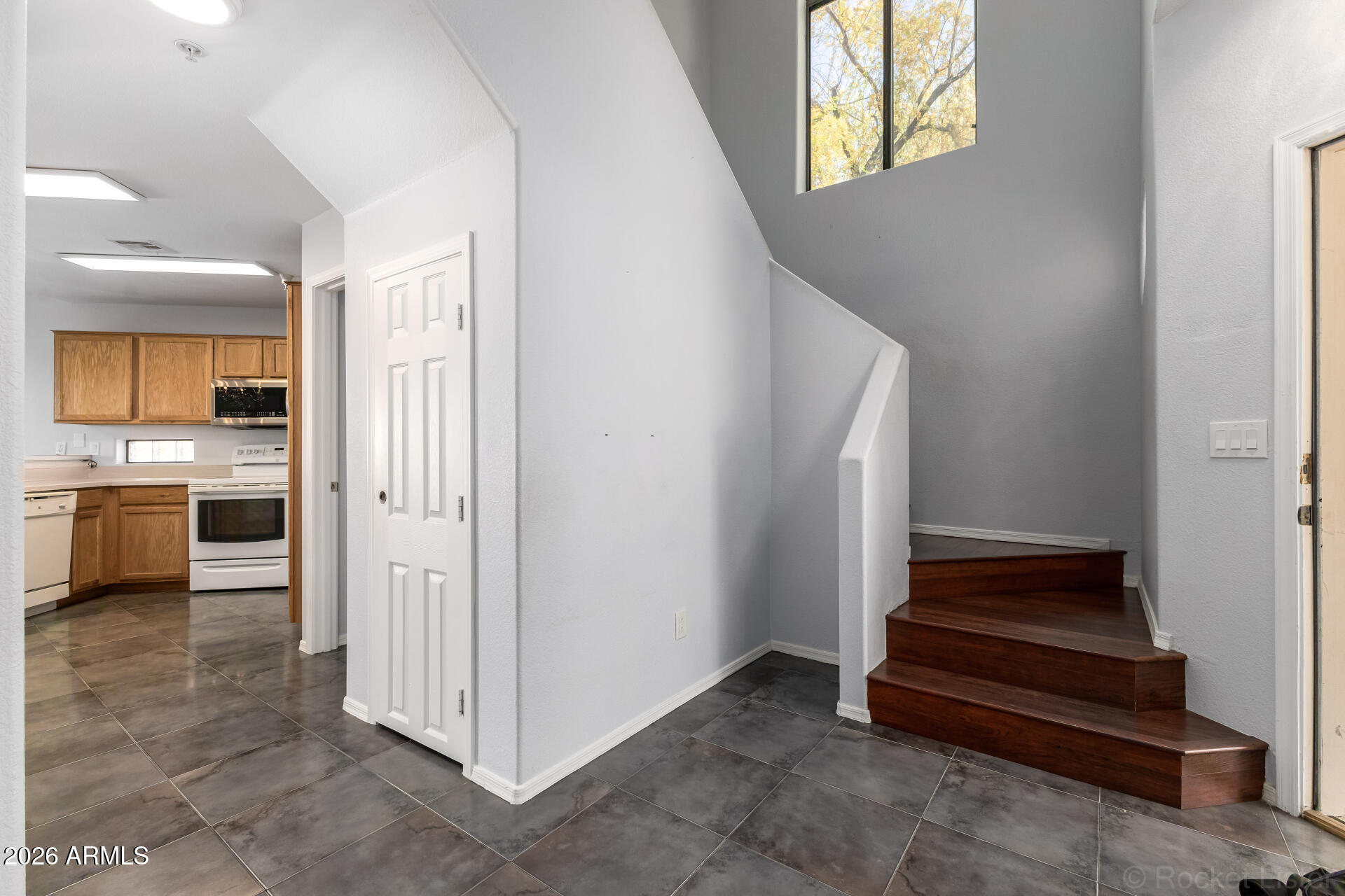 1072 E SUNBURST Lane