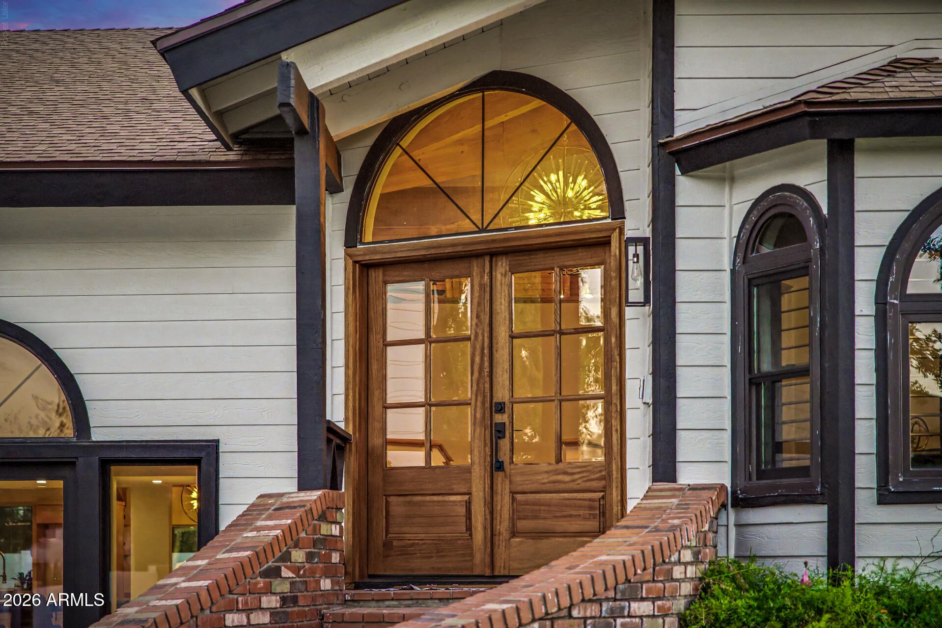 1131 W LAWRENCE Lane