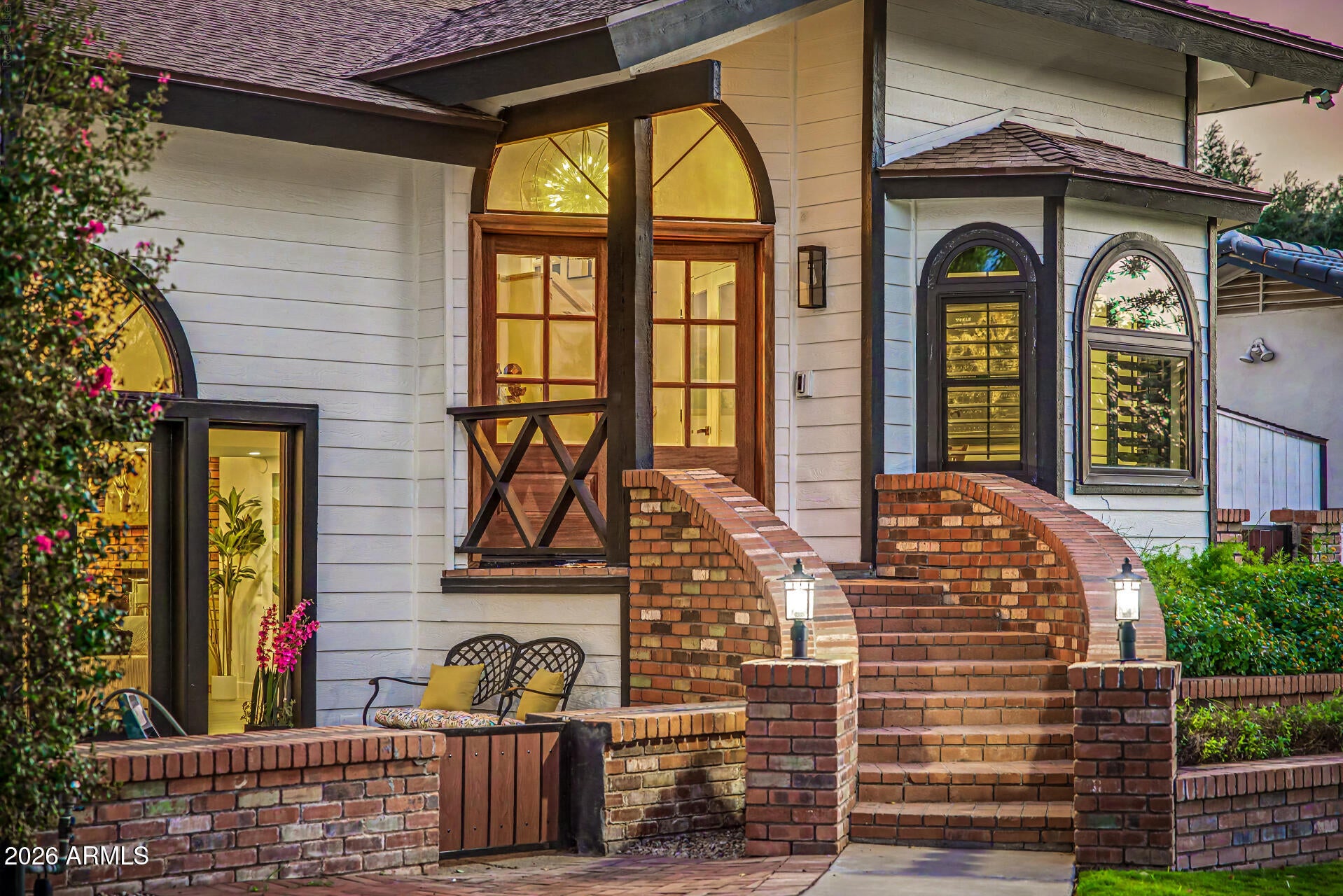 1131 W LAWRENCE Lane