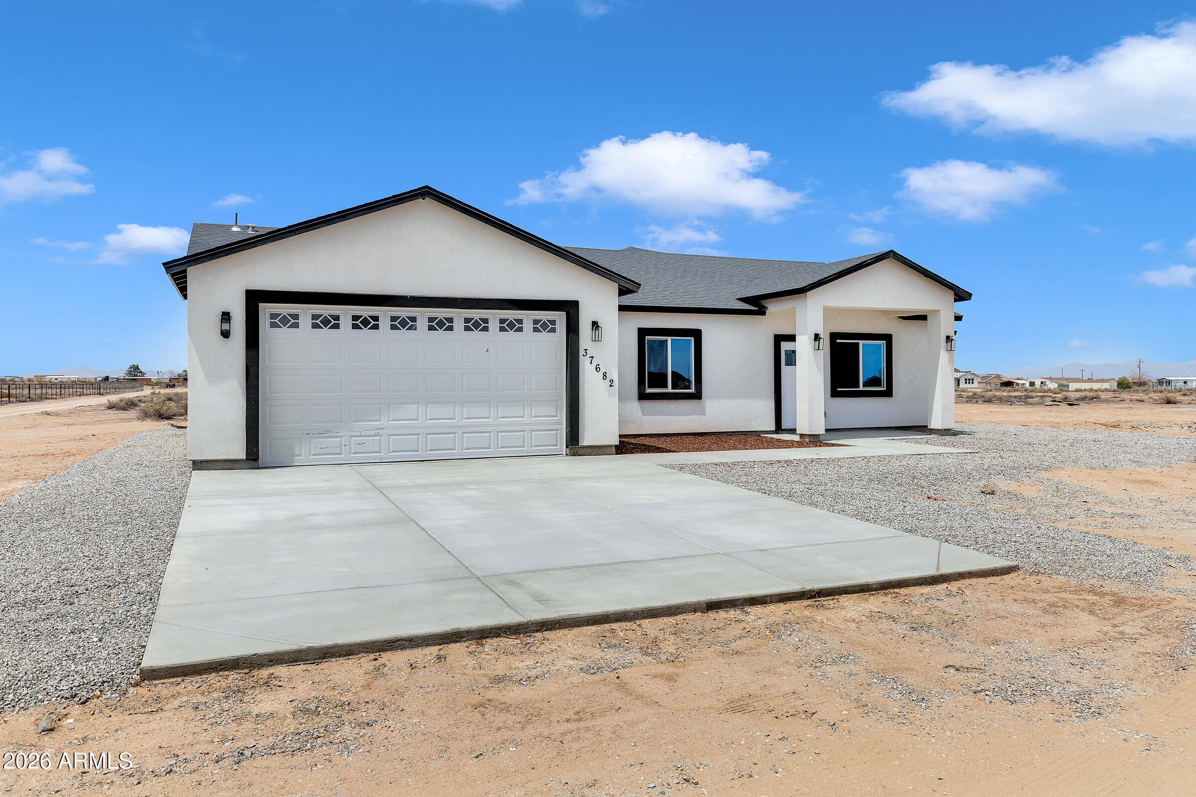 37682 W ILLINI Street