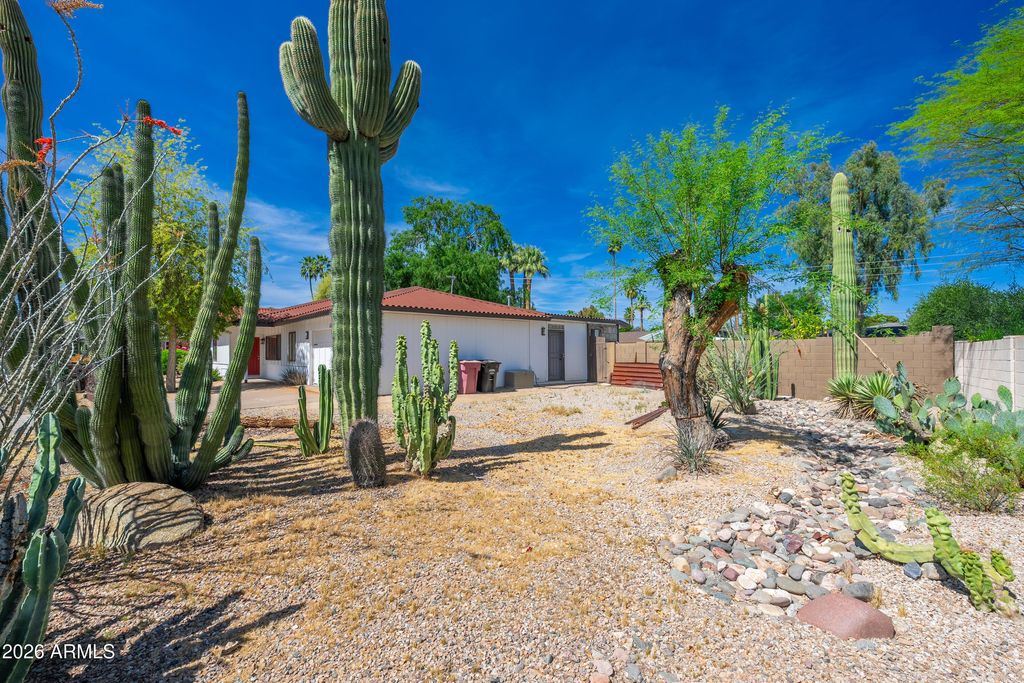 Photo of 6830 E Paradise Parkway, Scottsdale, AZ 85251 (MLS # 6999780)