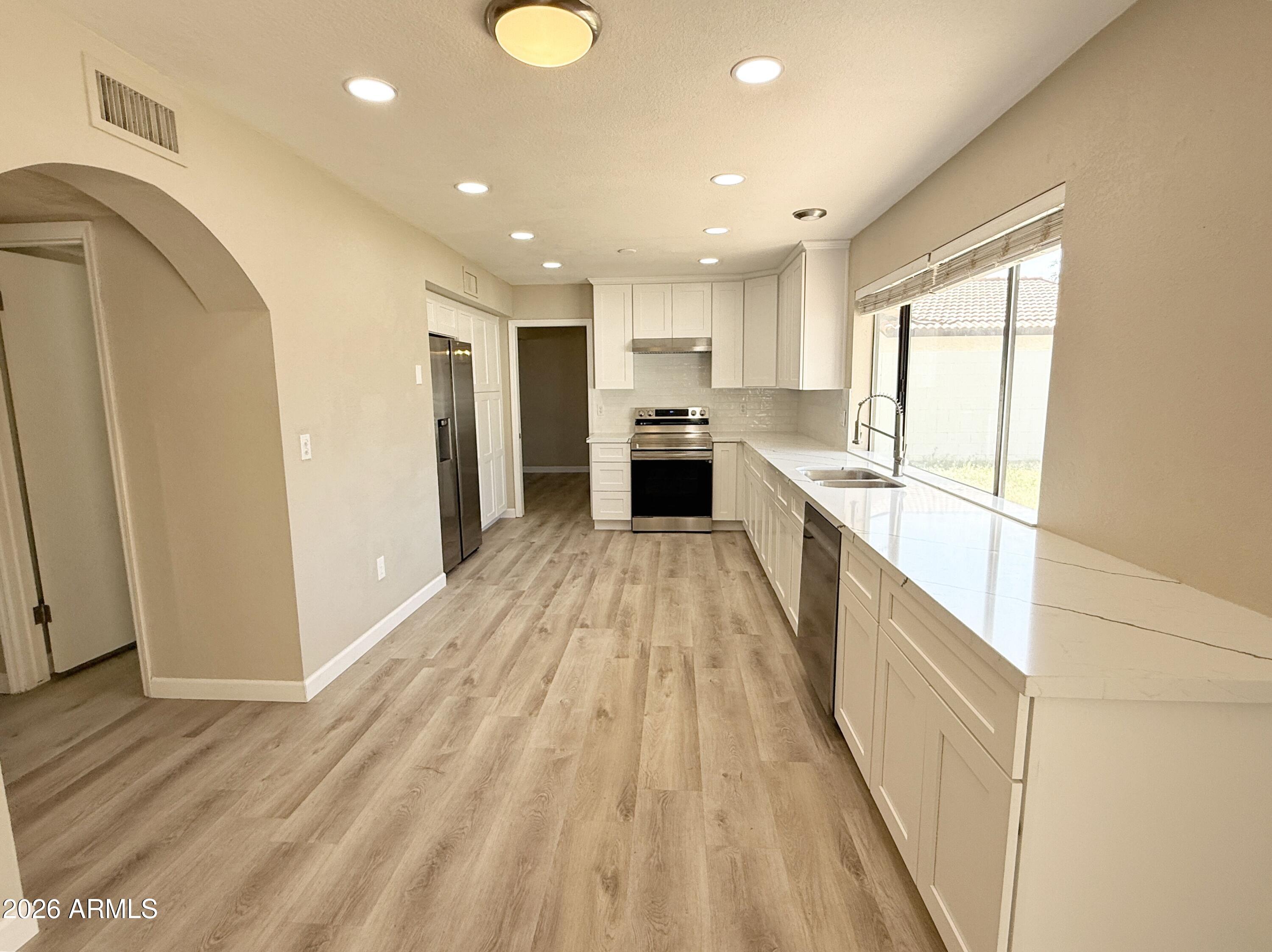 1529 E EDGEWATER Drive