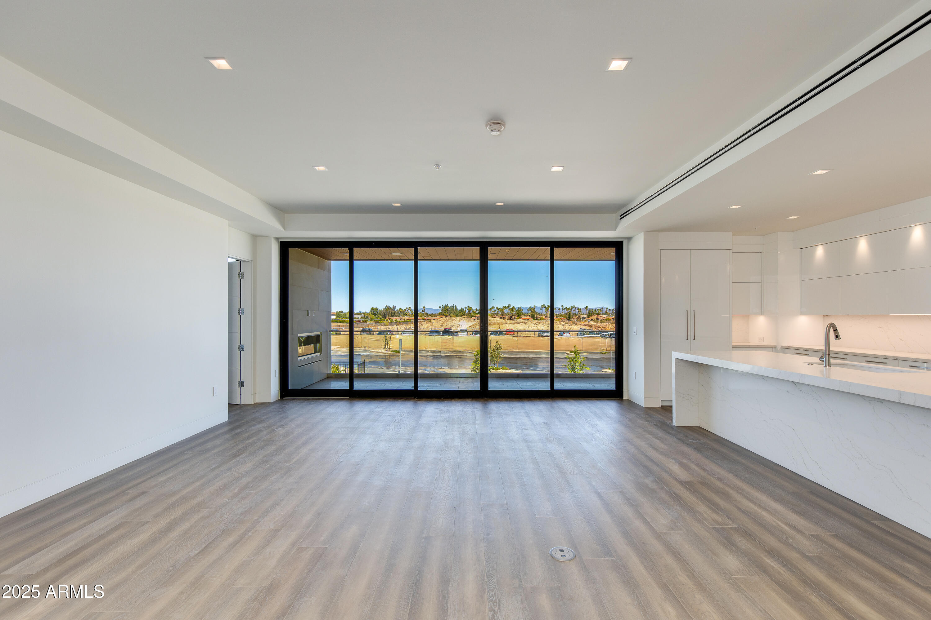 6587 N PALMERAIE Boulevard 2011