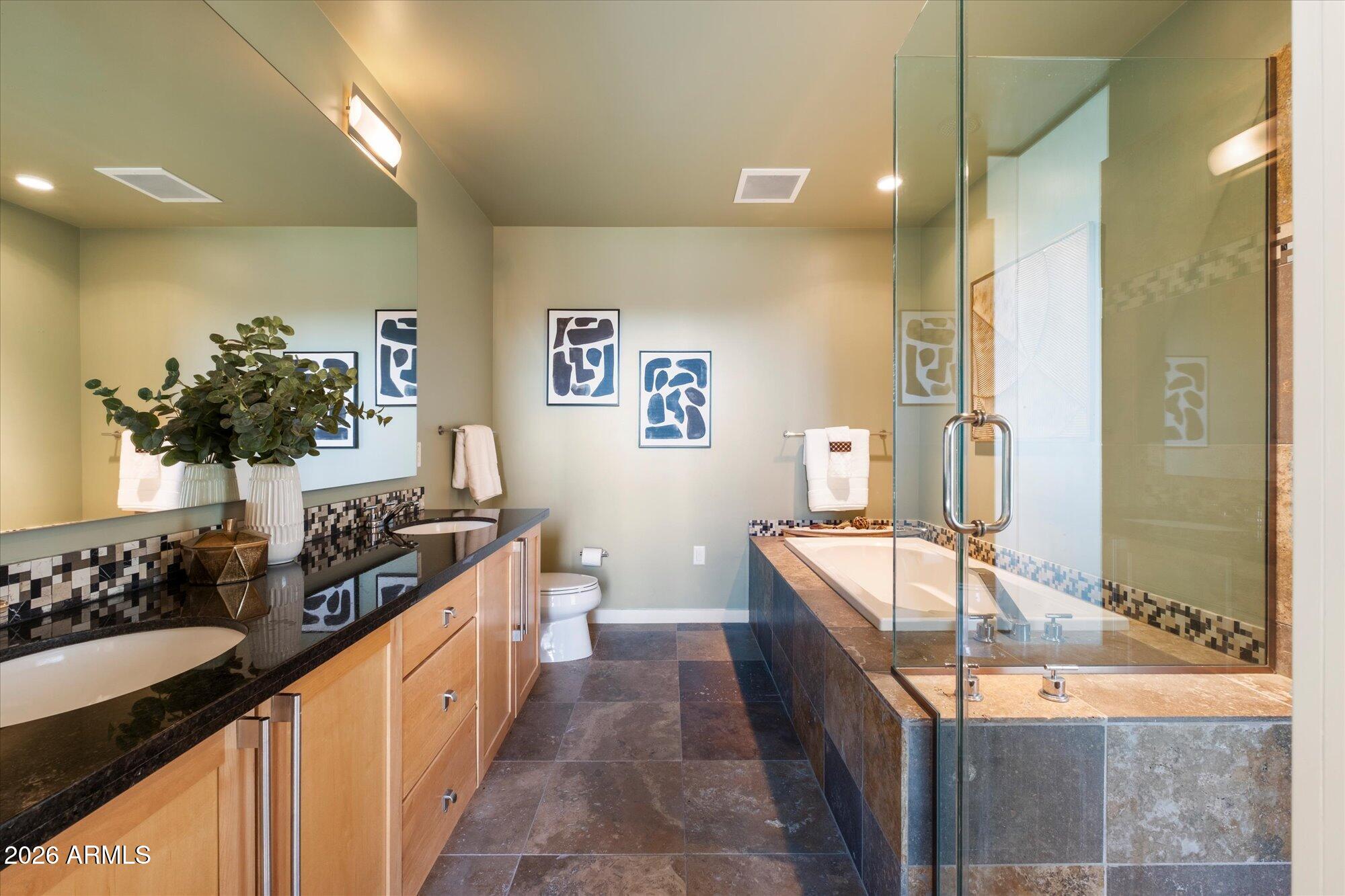 Phoenix, Arizona, 85003, United States, 2 Bedrooms Bedrooms, ,2 BathroomsBathrooms,Residential,Active,2028777