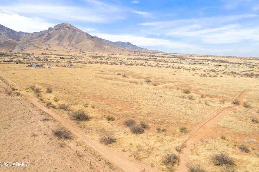 BEAUTIFUL LOT!!! If you are looking for the perfect lot to build your dream home, this is it!!!   Outstanding views and a well share in place.  Bring your horses and create your little paradise!!!