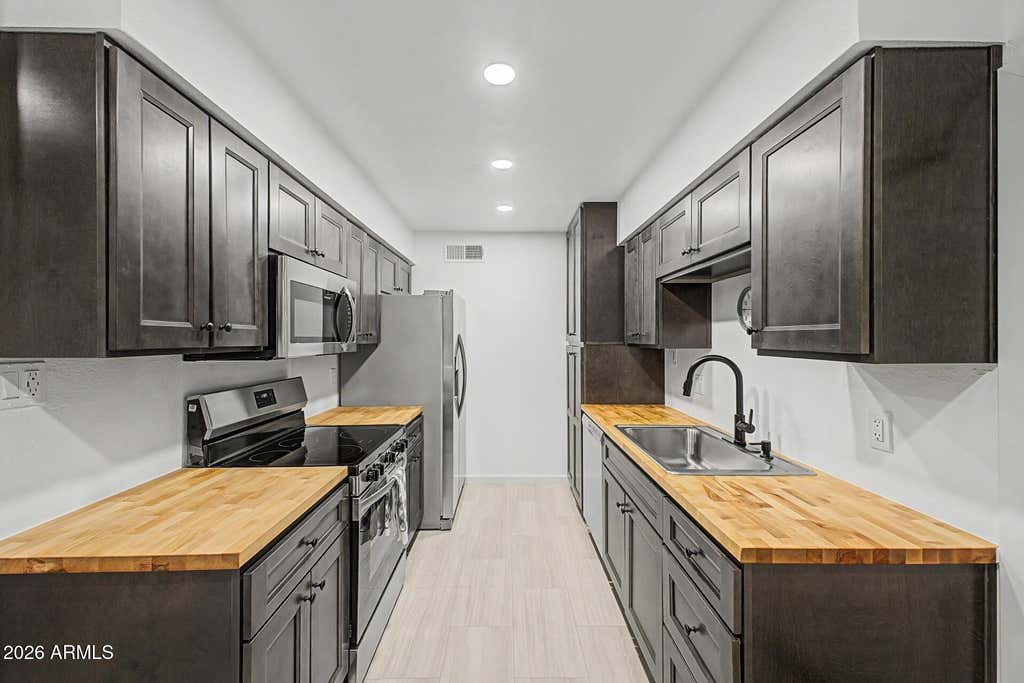 Photo of 10325 N 95th Drive #B, Peoria, AZ 85345 (MLS # 7038192)