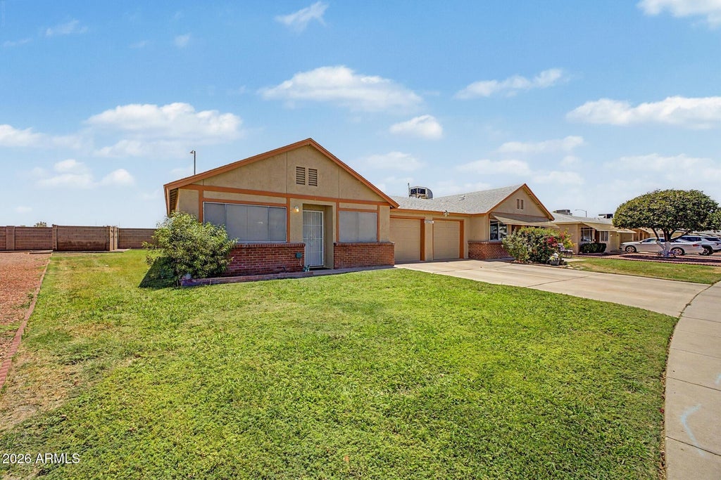 Photo of 10325 N 95th Drive #B, Peoria, AZ 85345 (MLS # 7038192)