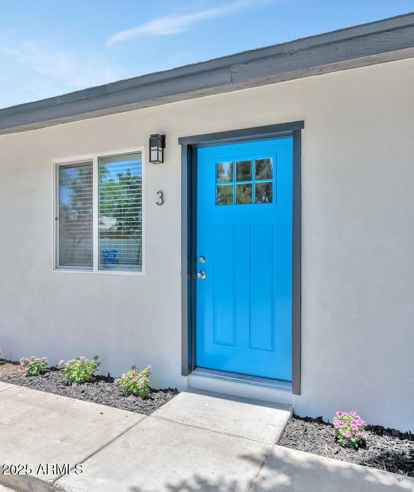 2124 W AUGUSTA Avenue