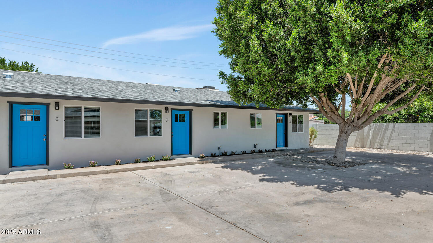 2124 W AUGUSTA Avenue