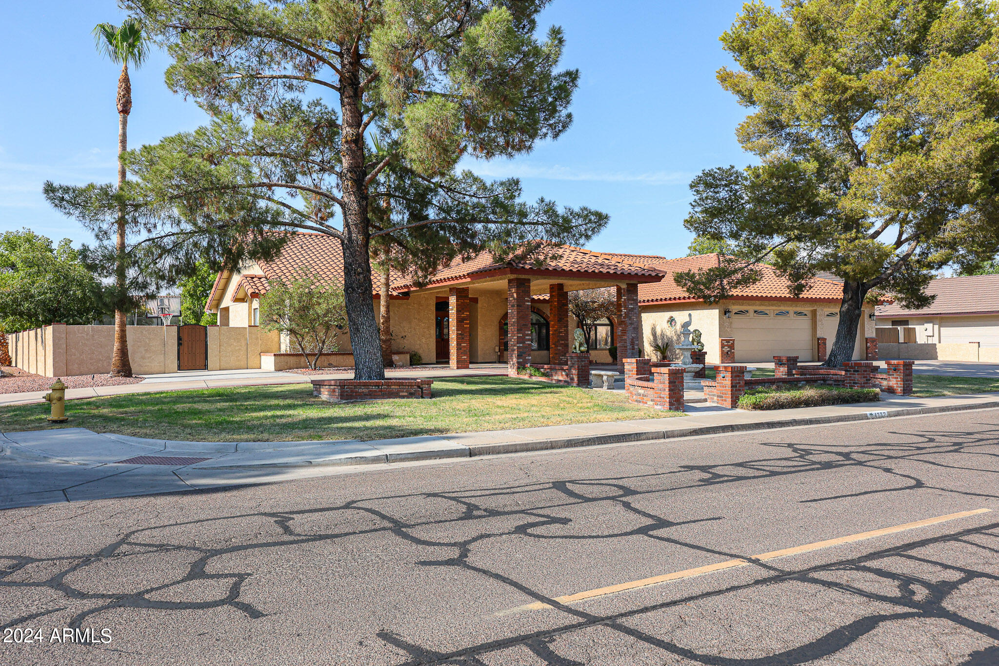 4112 W PARADISE Lane