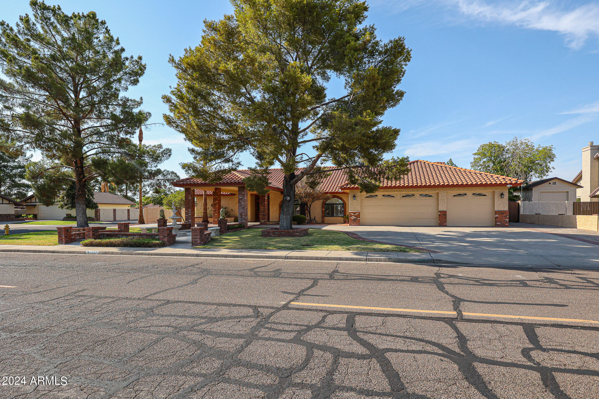 4112 W PARADISE Lane