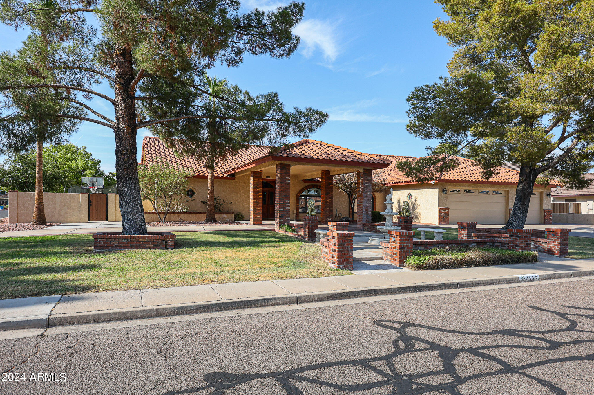 4112 W PARADISE Lane