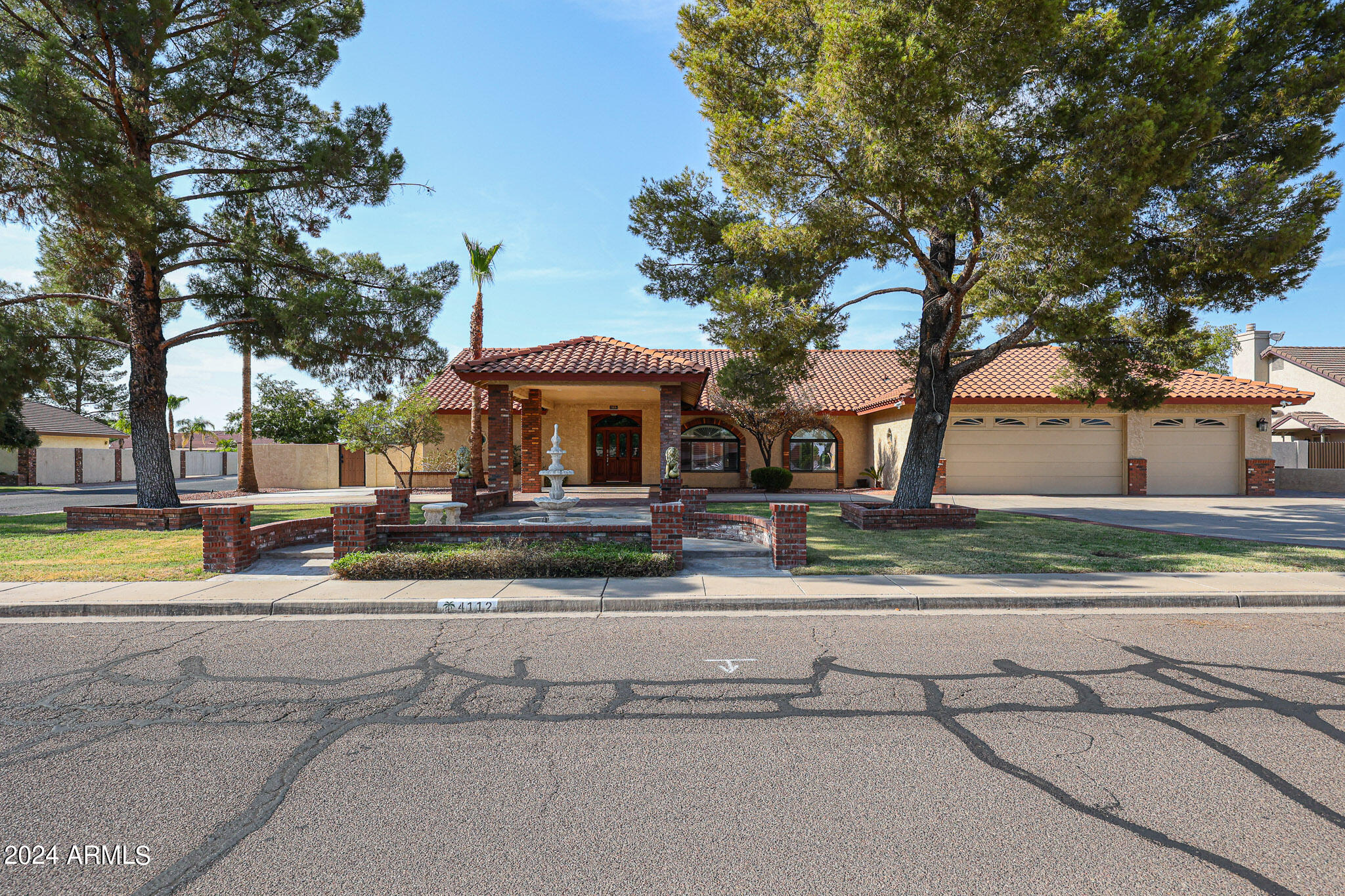 4112 W PARADISE Lane