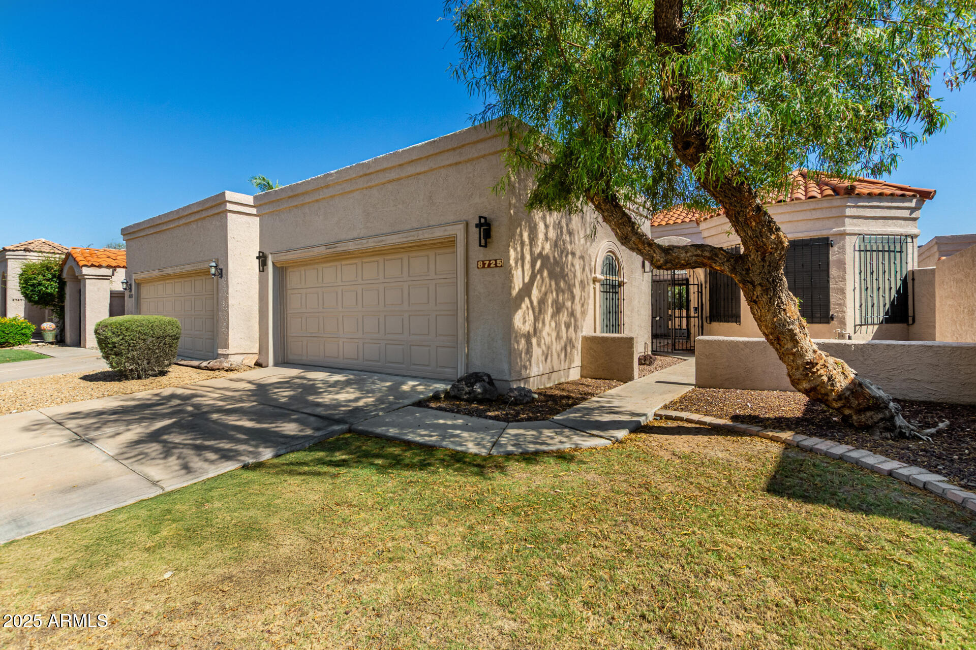 8725 E Vía Del Arbor --