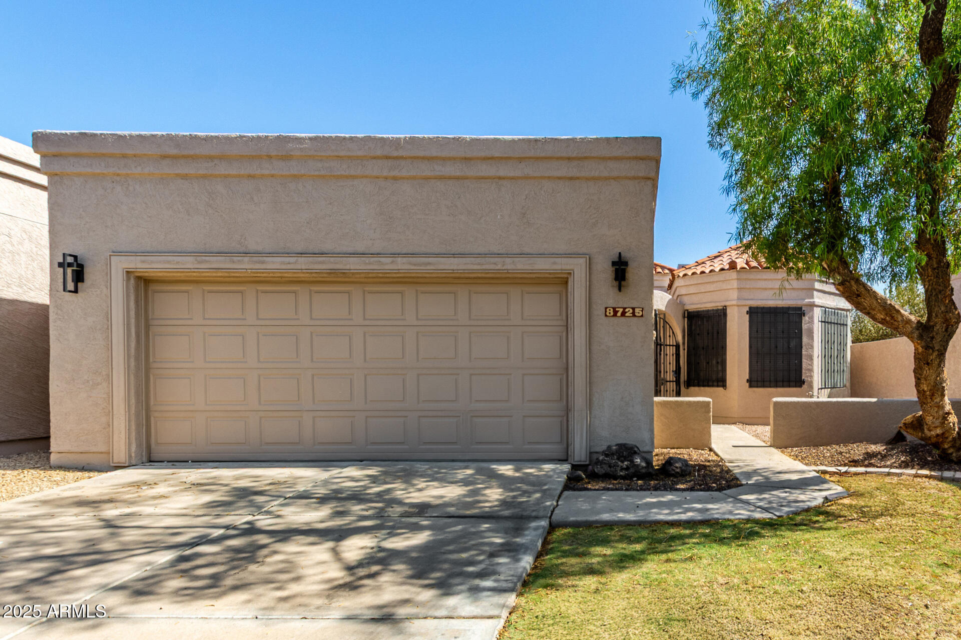 8725 E Vía Del Arbor --