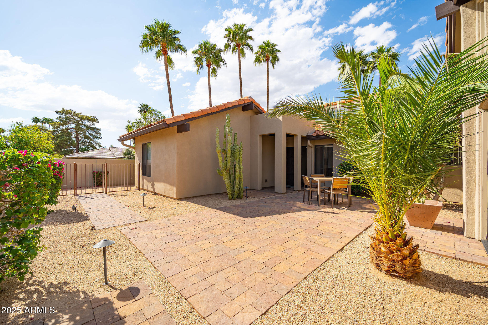 302 E ACAPULCO Lane