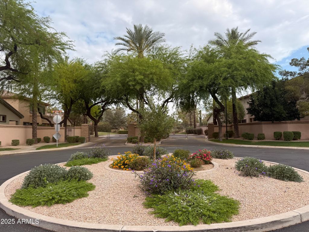 Photo of 2031 W Periwinkle Way, Chandler, AZ 85248 (MLS # 6926994)