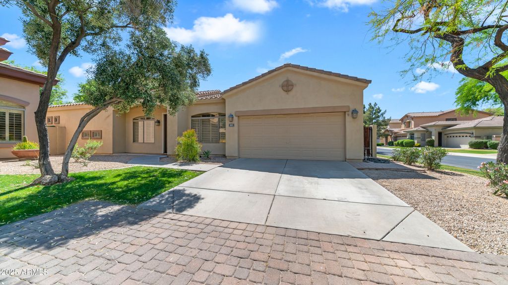 Photo of 2031 W Periwinkle Way, Chandler, AZ 85248 (MLS # 6926994)