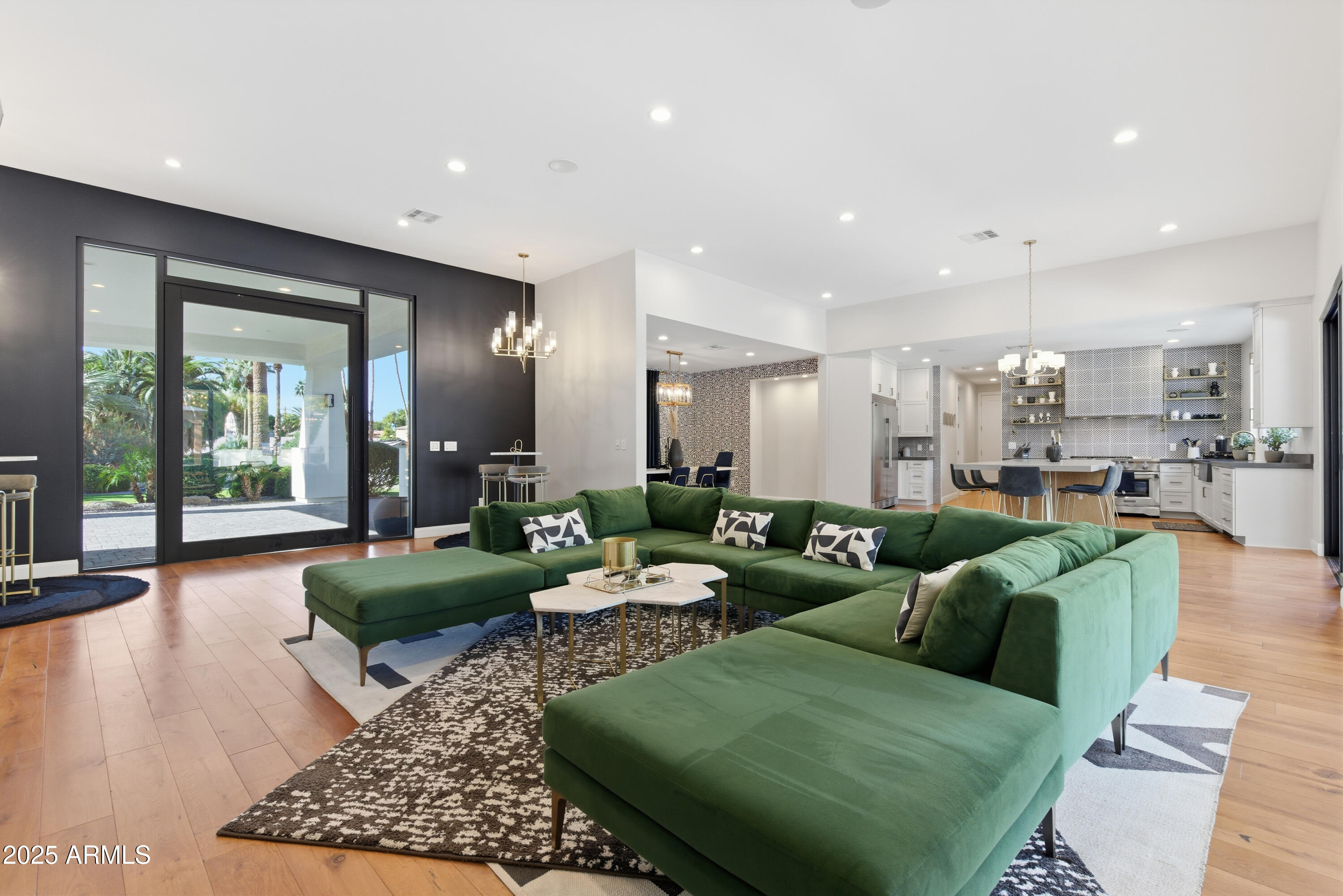 4601 N ROYAL VIEW Drive