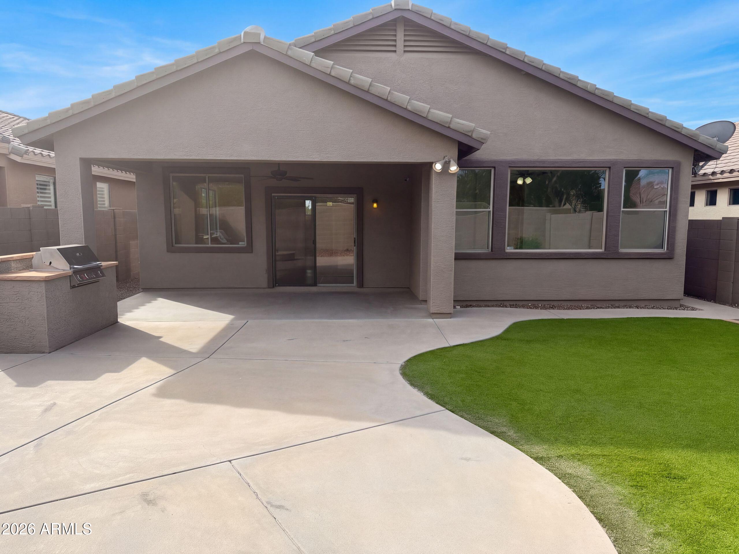 2464 W WARREN Drive