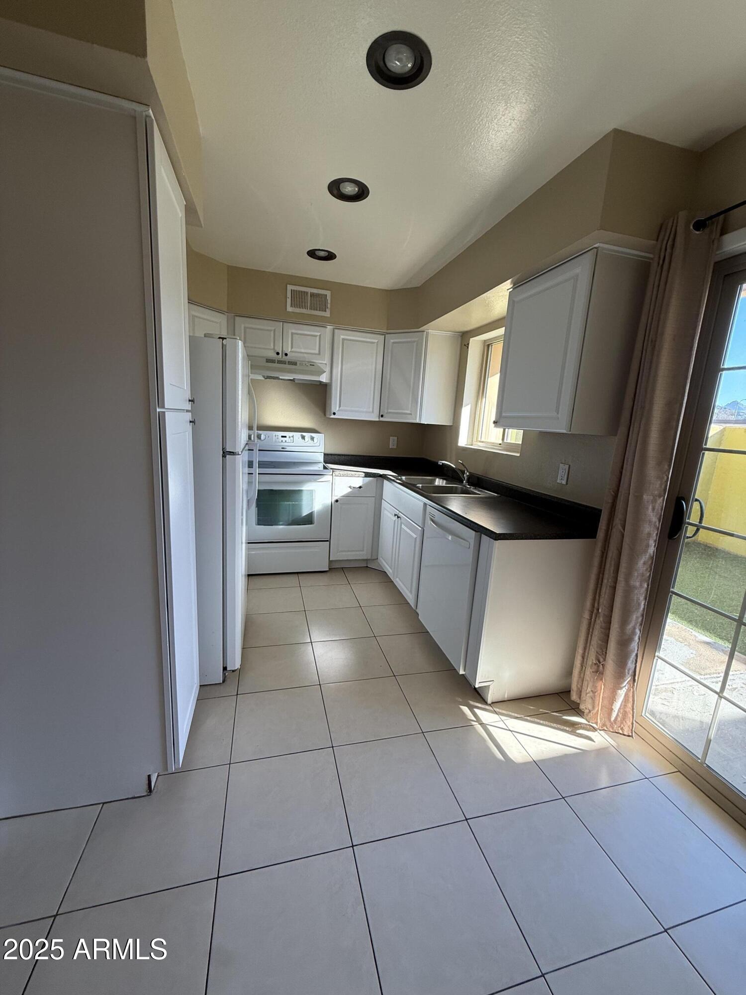 1425 E DESERT COVE Avenue E 66