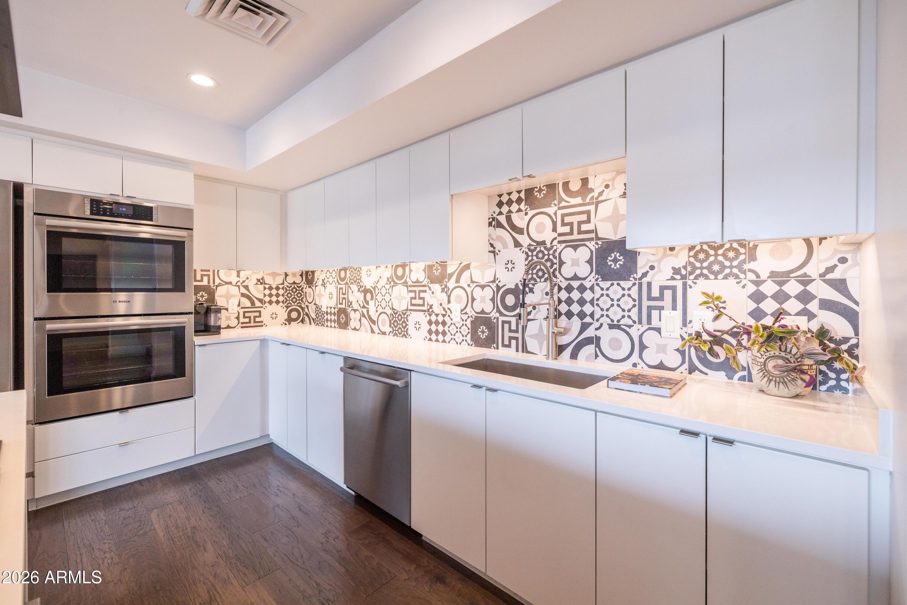 200 W PORTLAND Street 827