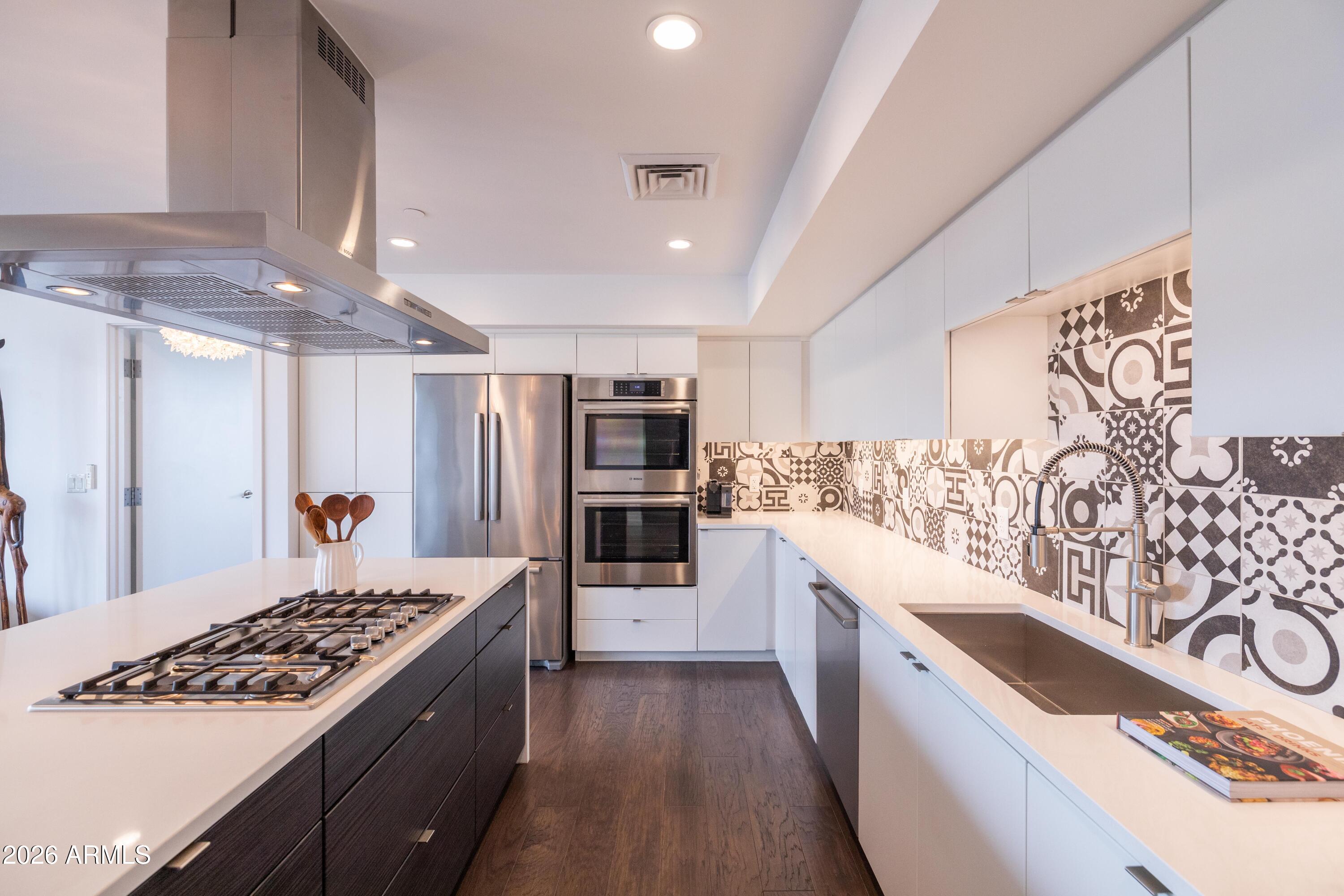 200 W PORTLAND Street 827