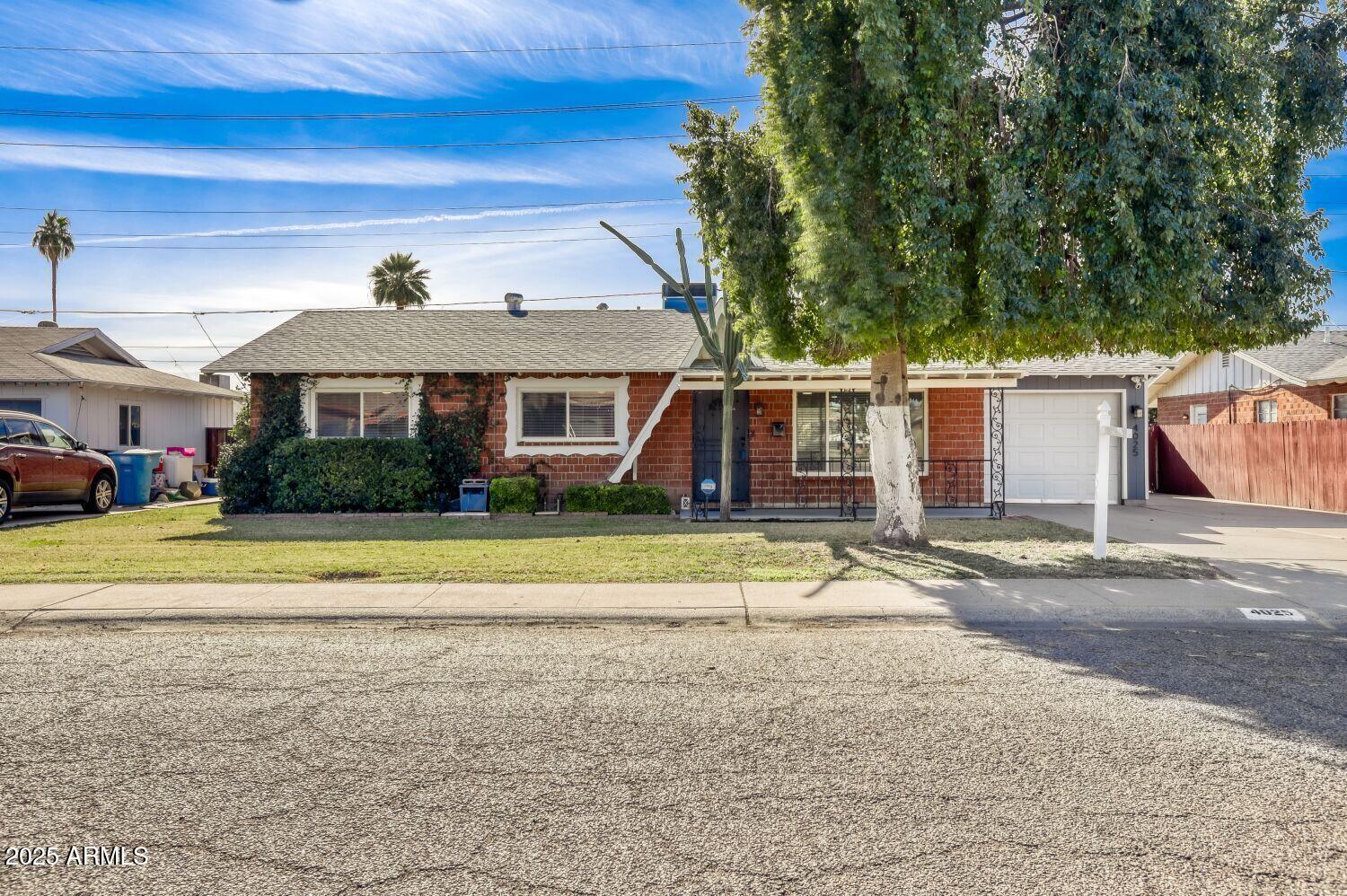 4025 W CLAREMONT Street