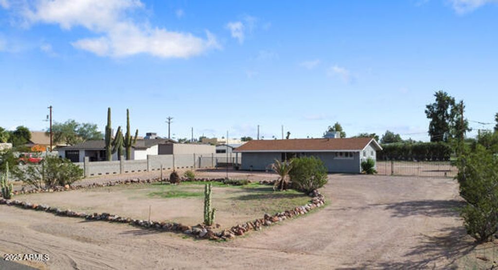 Photo of 11527 E 6th Avenue, Apache Junction, AZ 85120 (MLS # 6943238)