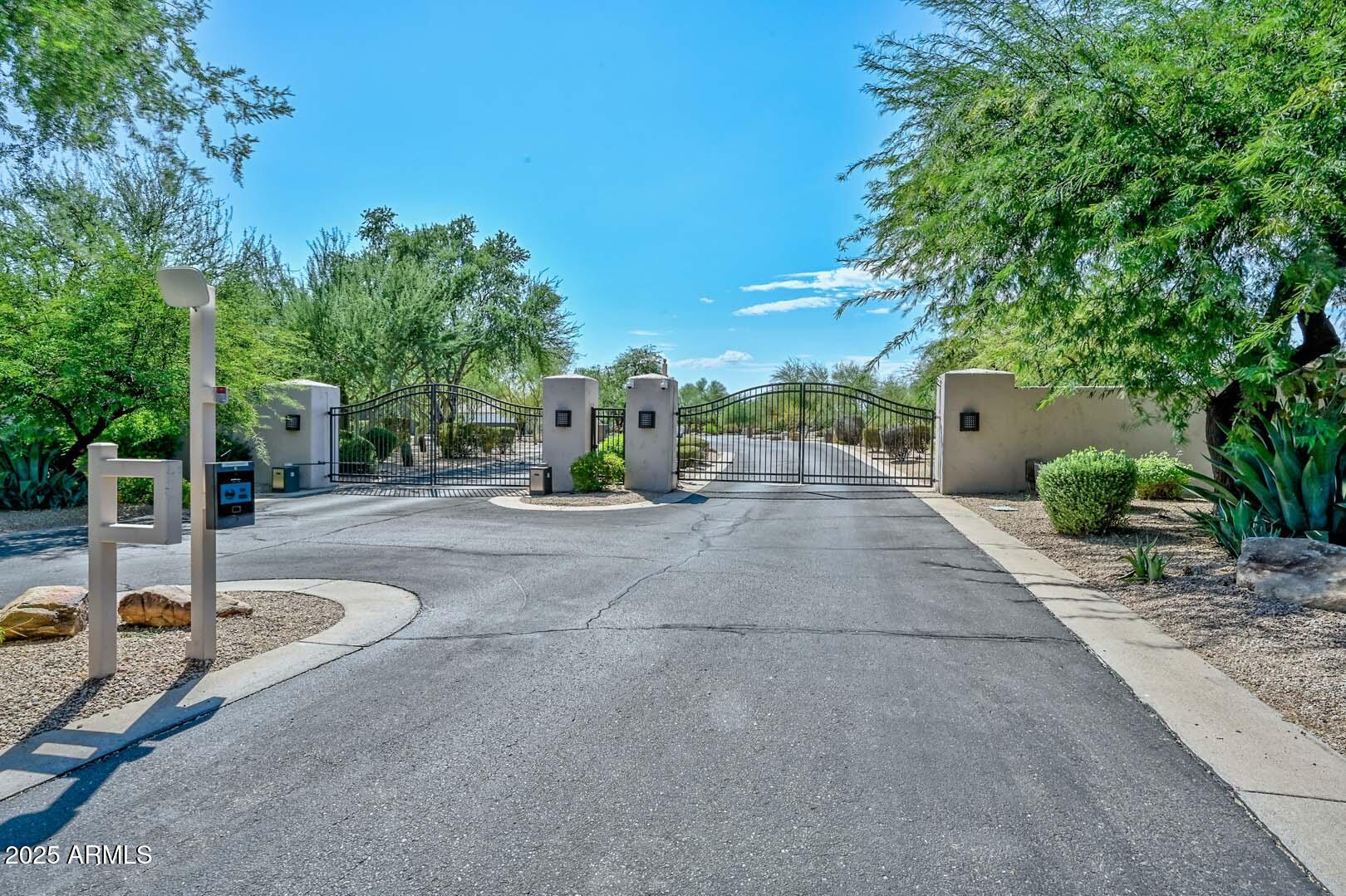8325 W LA CAILLE --
