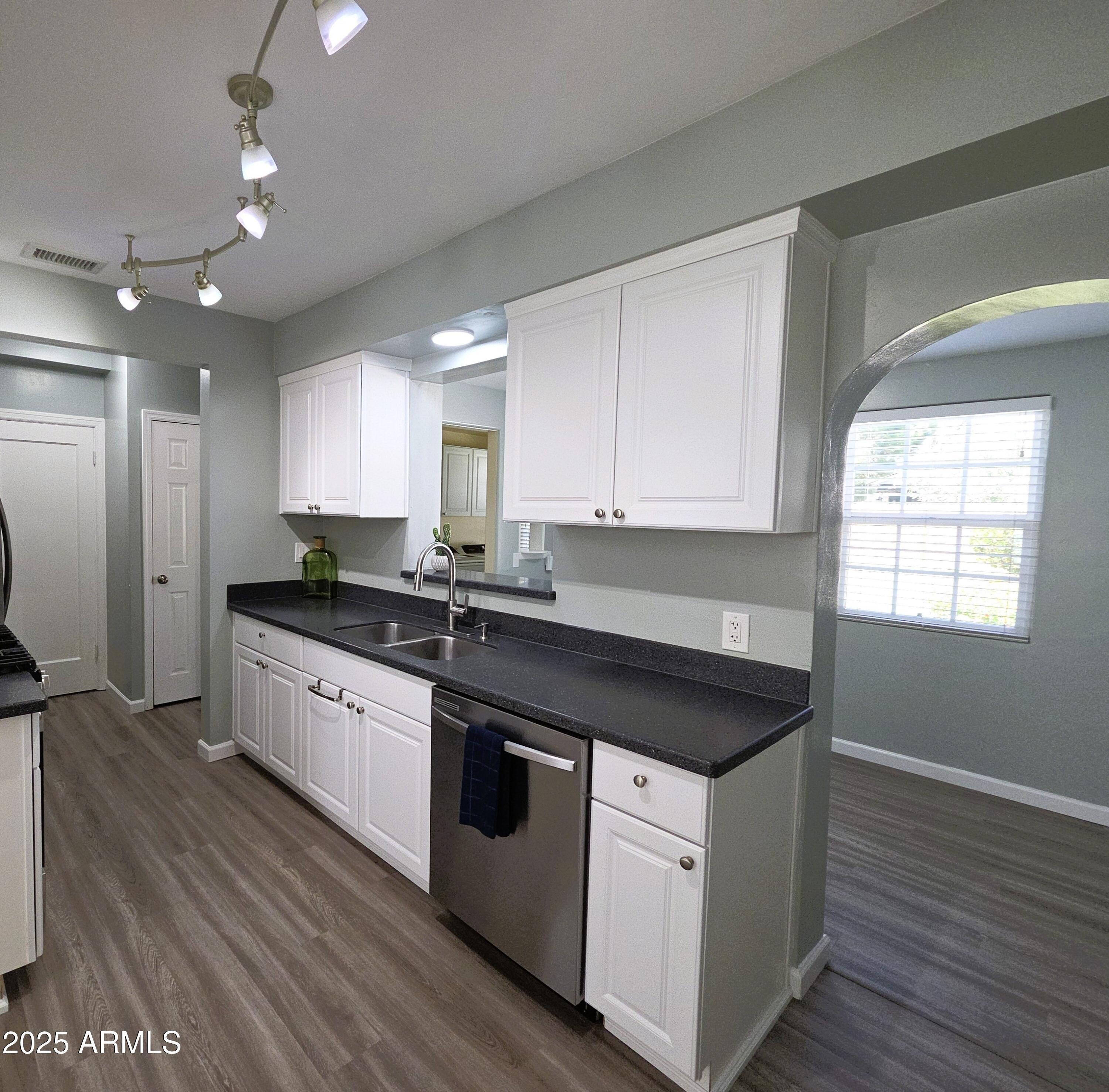 930 W MACKENZIE Drive