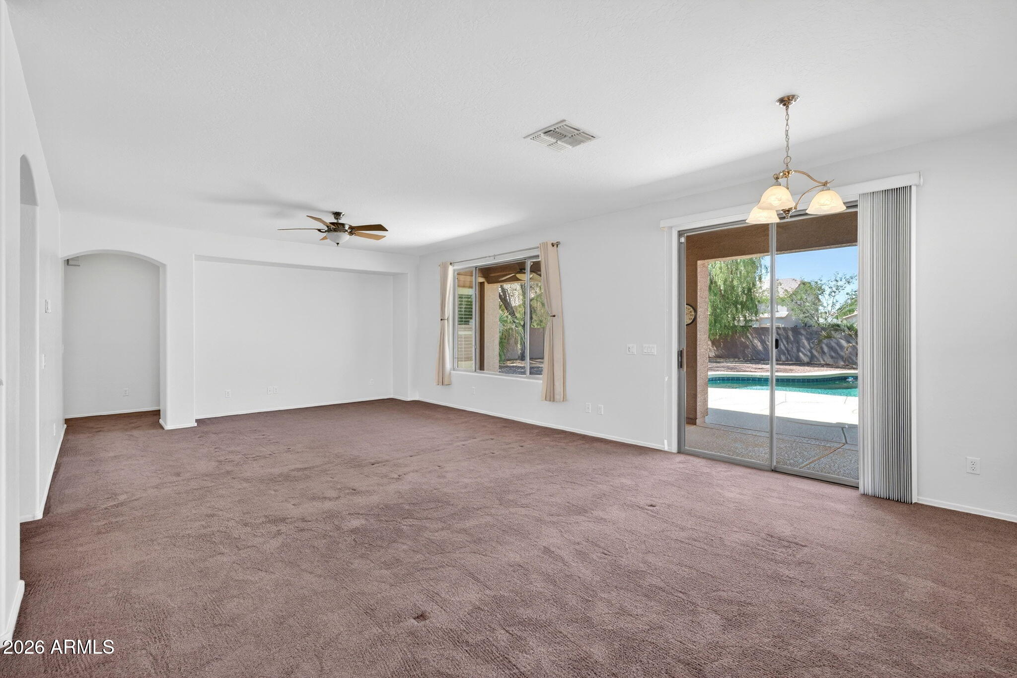 1586 E PRICKLY PEAR Place