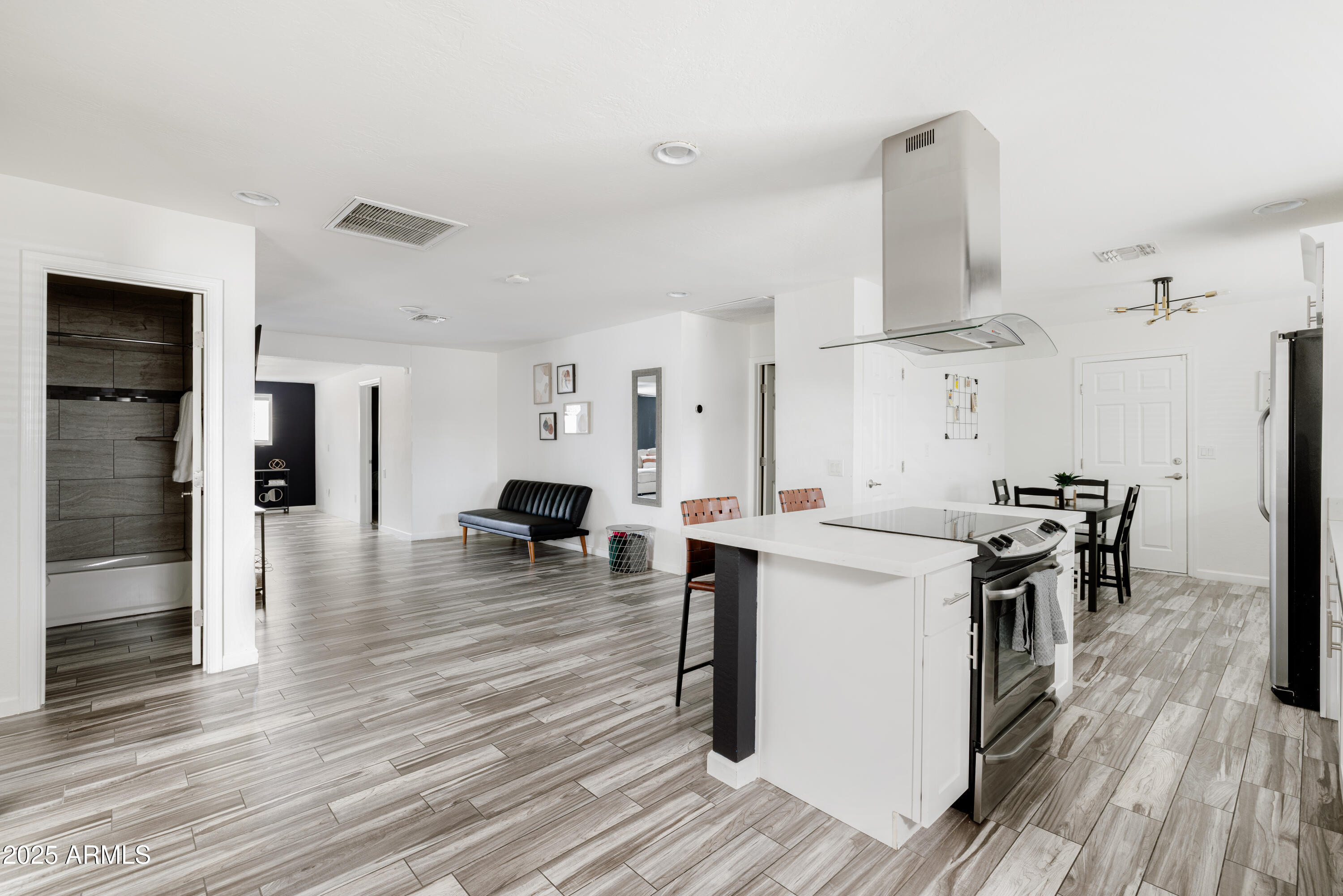 2318 W PINCHOT Avenue