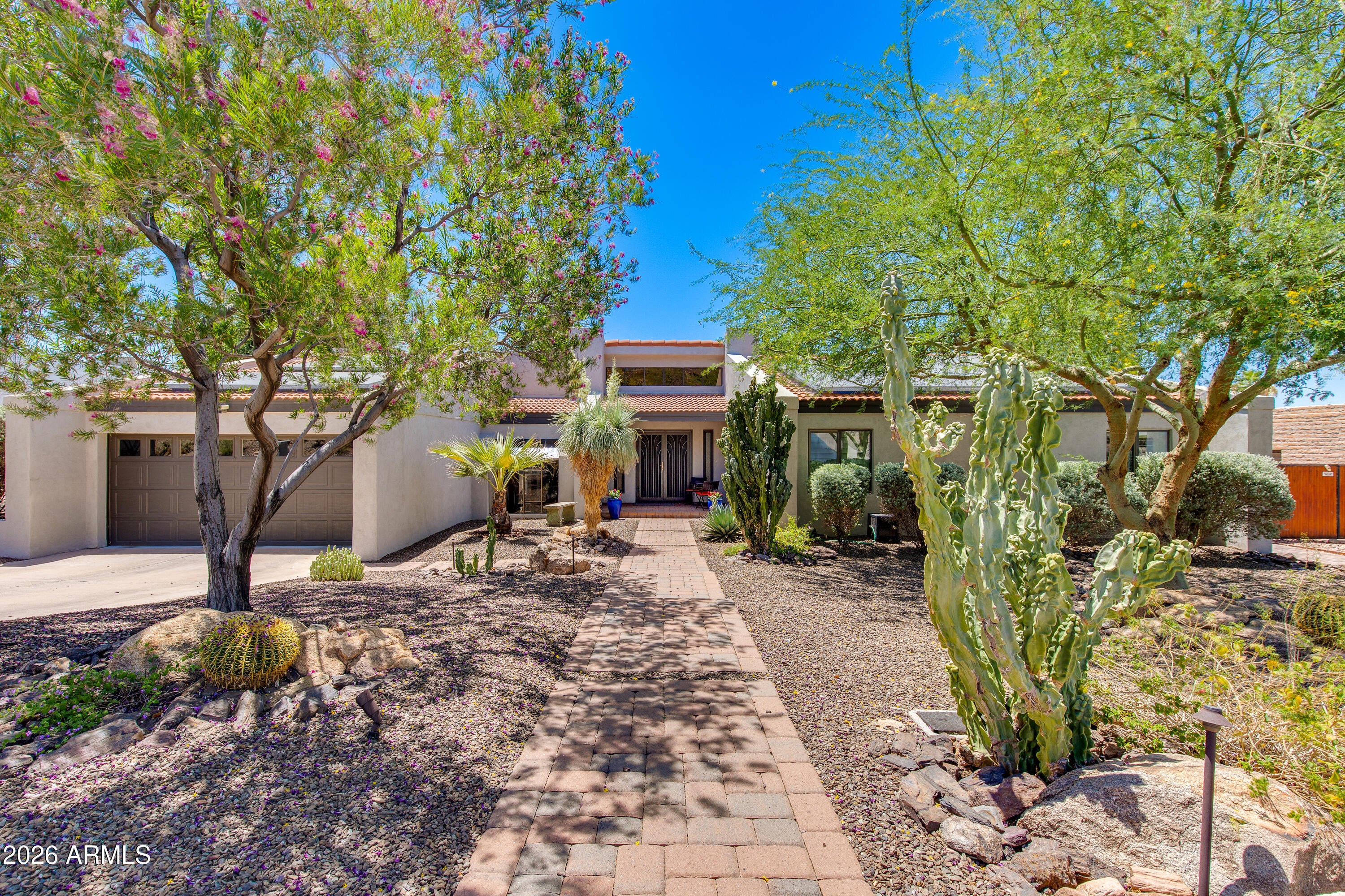 925 E WALTANN Lane