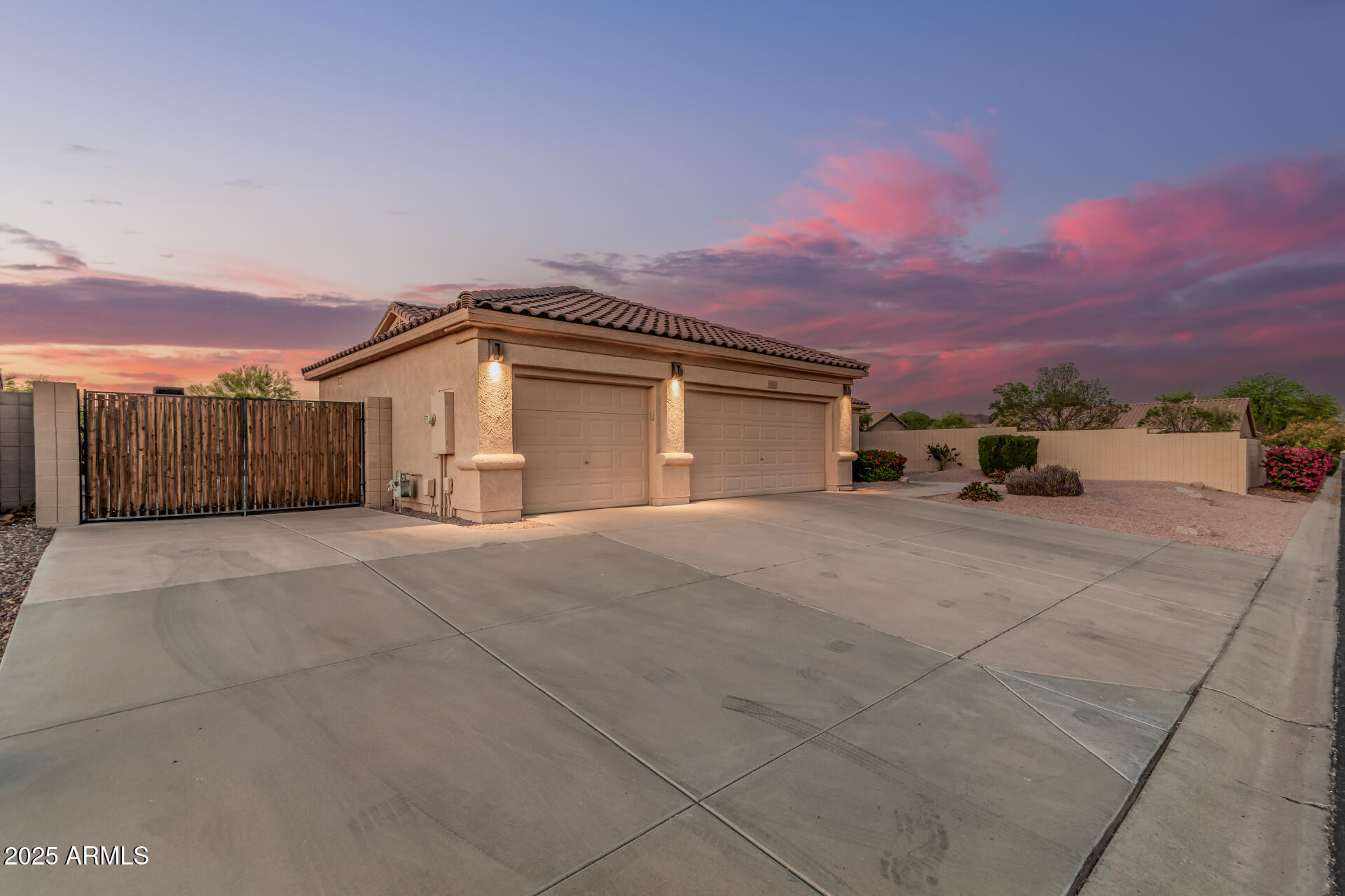 8220 W Mariposa Grande Lane