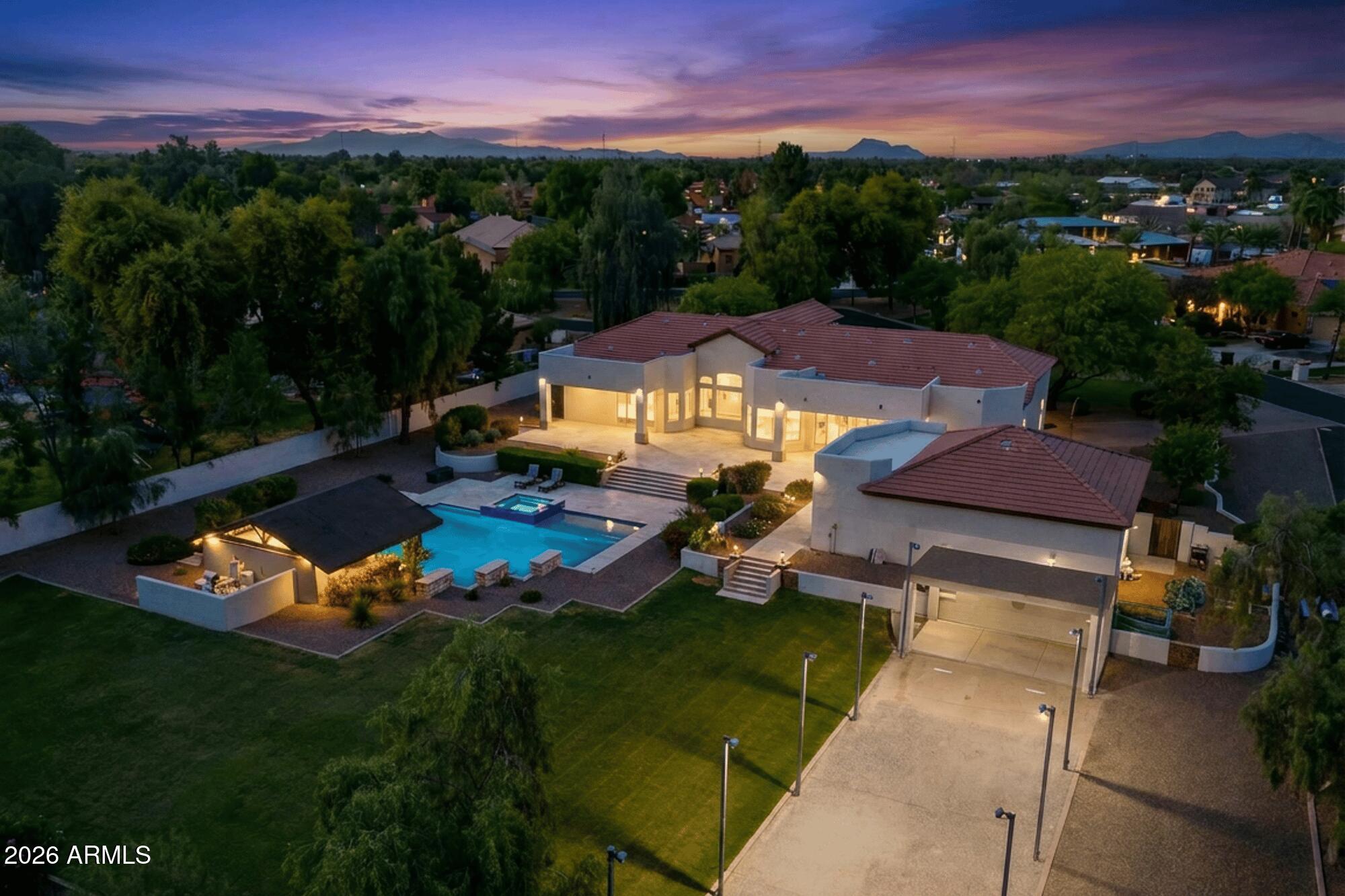 745 E JOHN HENRY Lane