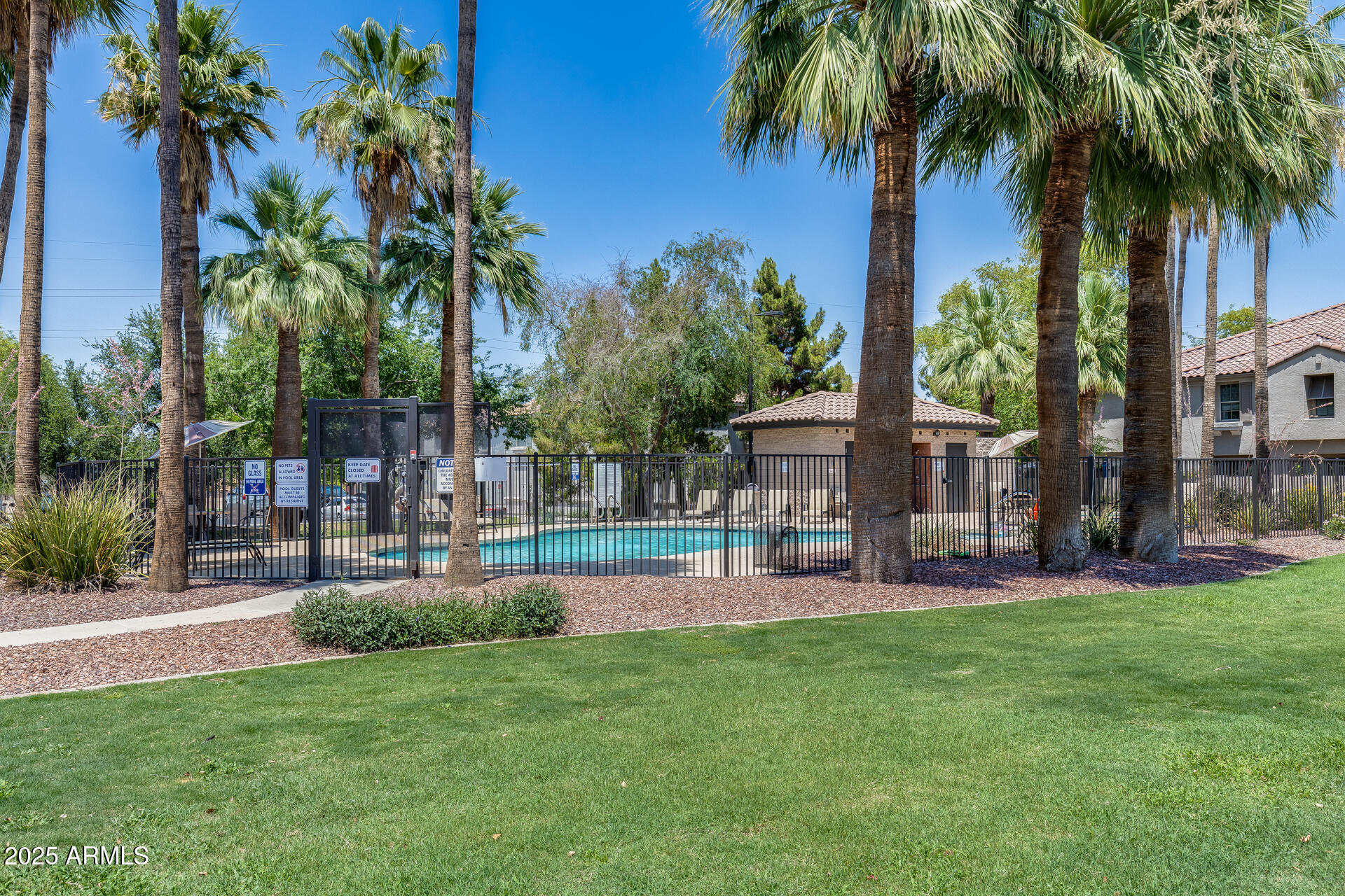 2941 E DARROW Street