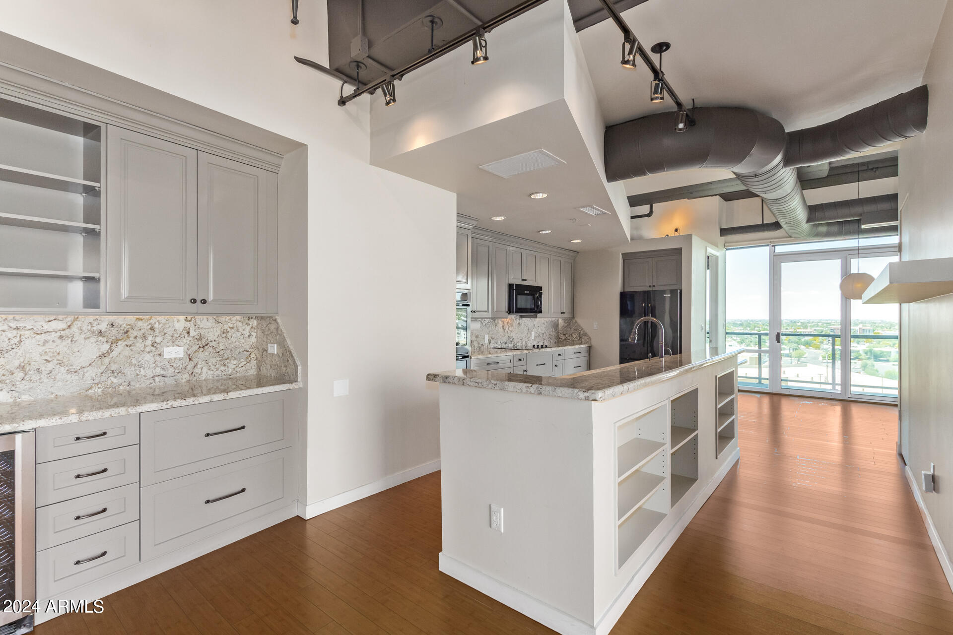1 E LEXINGTON Avenue 908