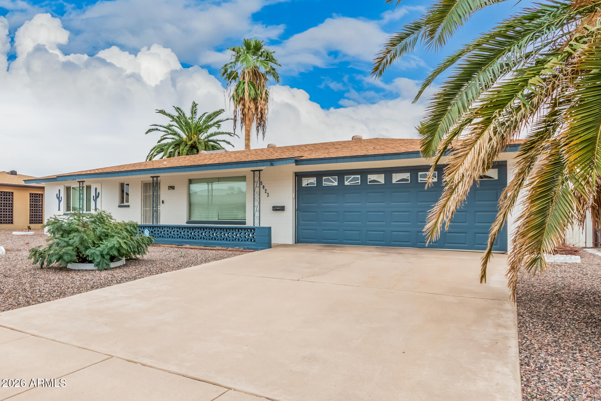 5823 E DES MOINES Street