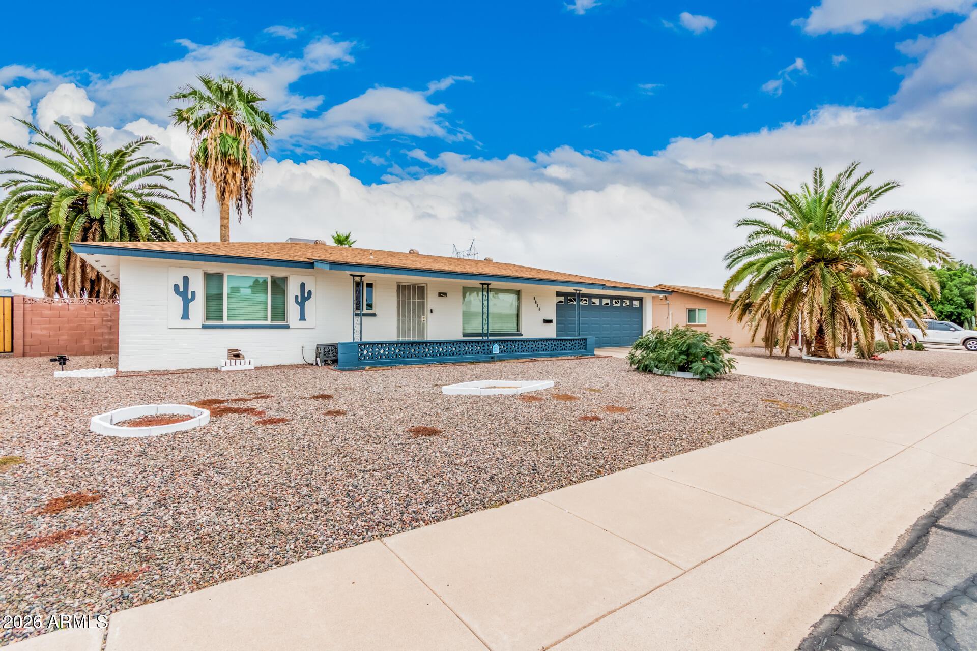 5823 E DES MOINES Street