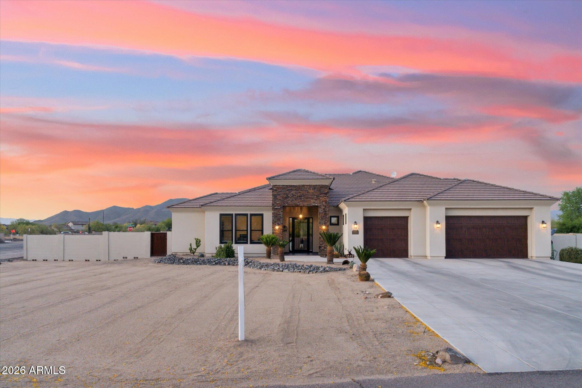 1842 W MESQUITE Street