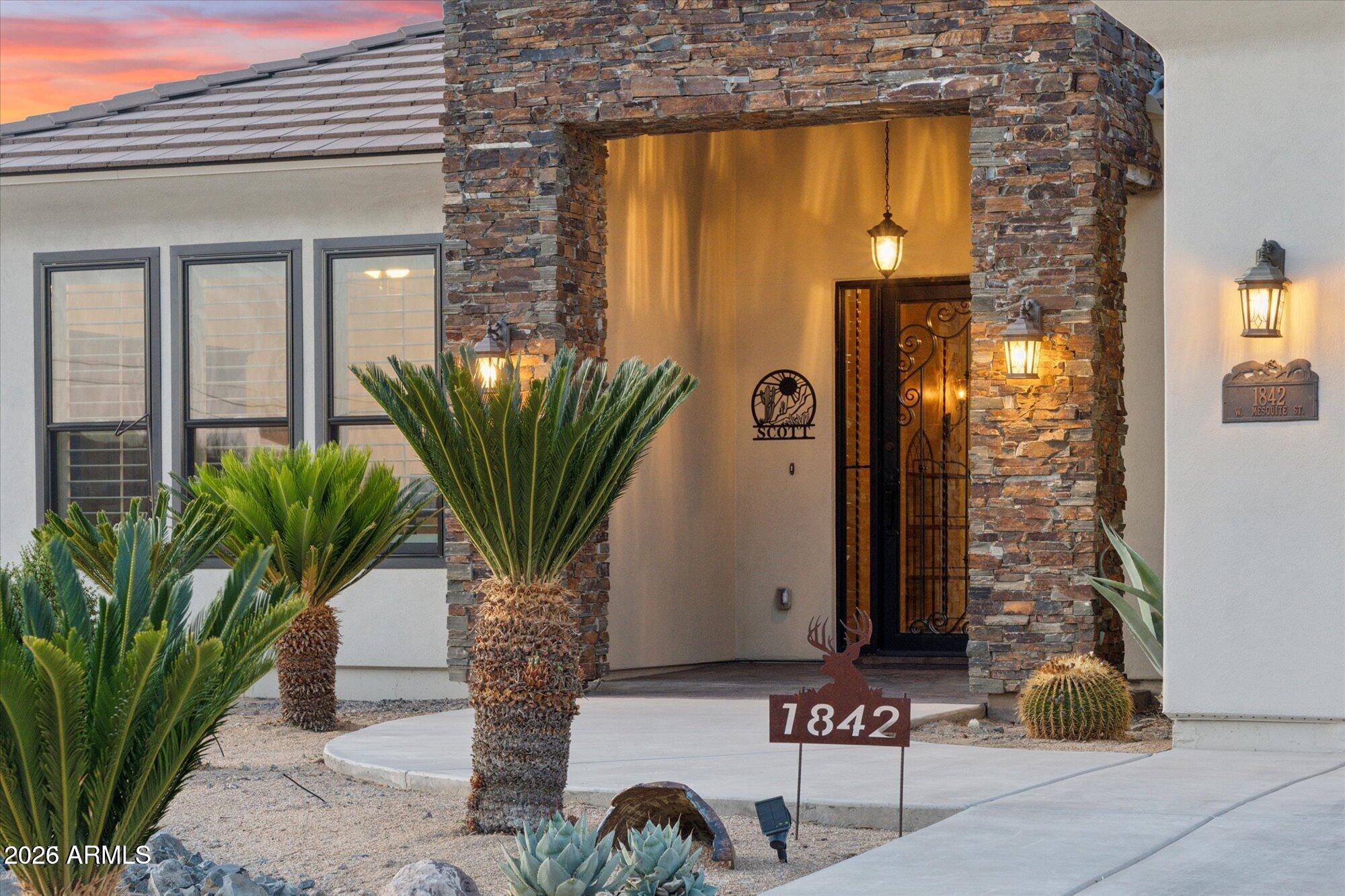 1842 W MESQUITE Street