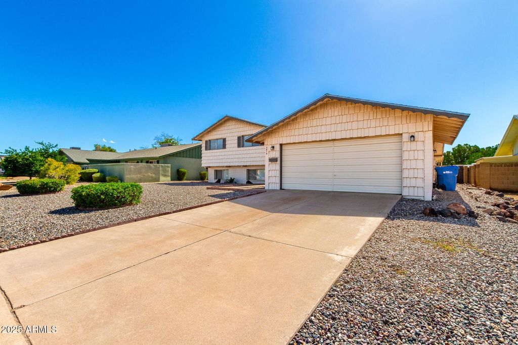Photo of 3819 W Mauna Loa Lane, Phoenix, AZ 85053 (MLS # 6934593)