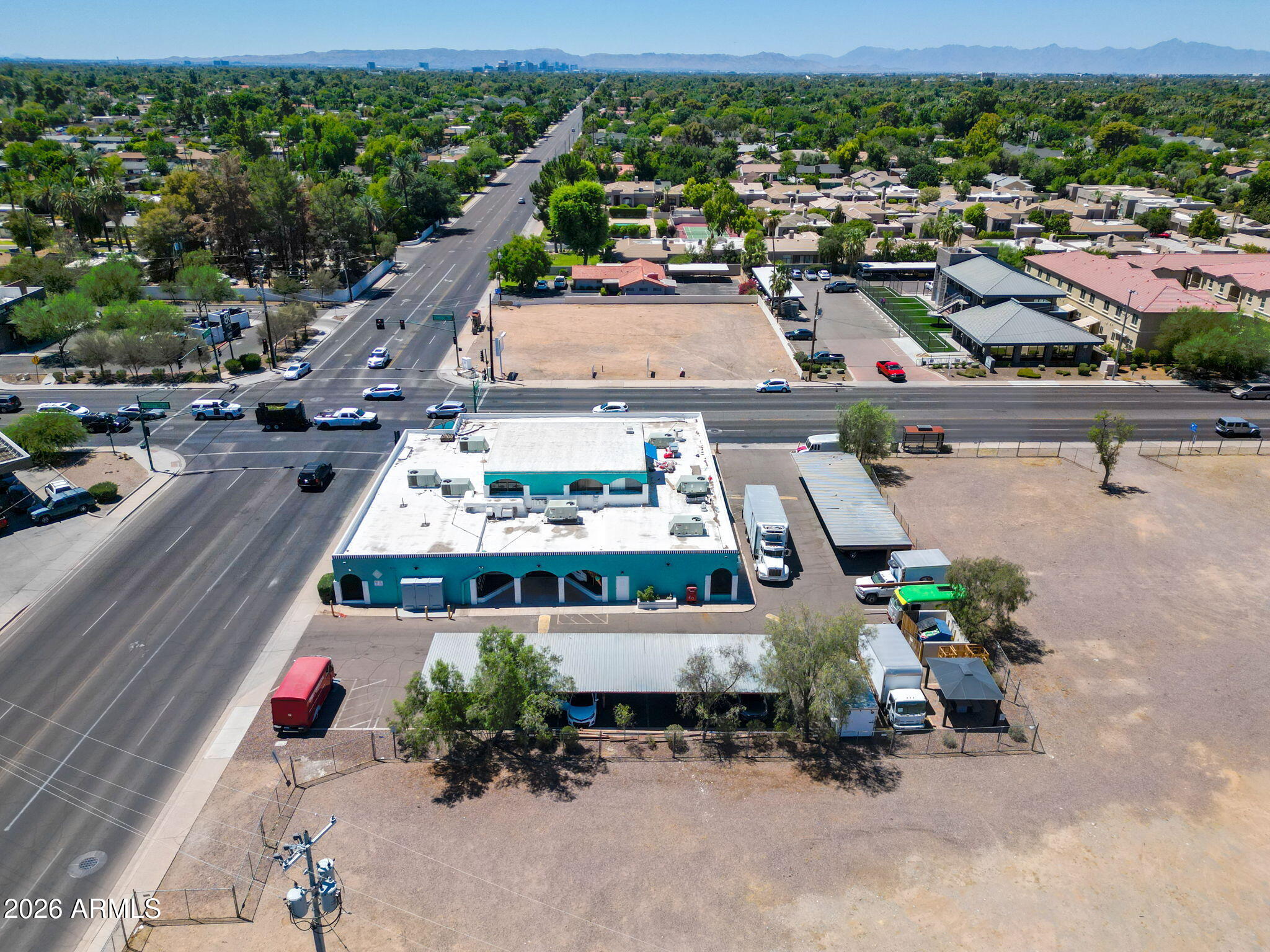 702 W DUNLAP Avenue