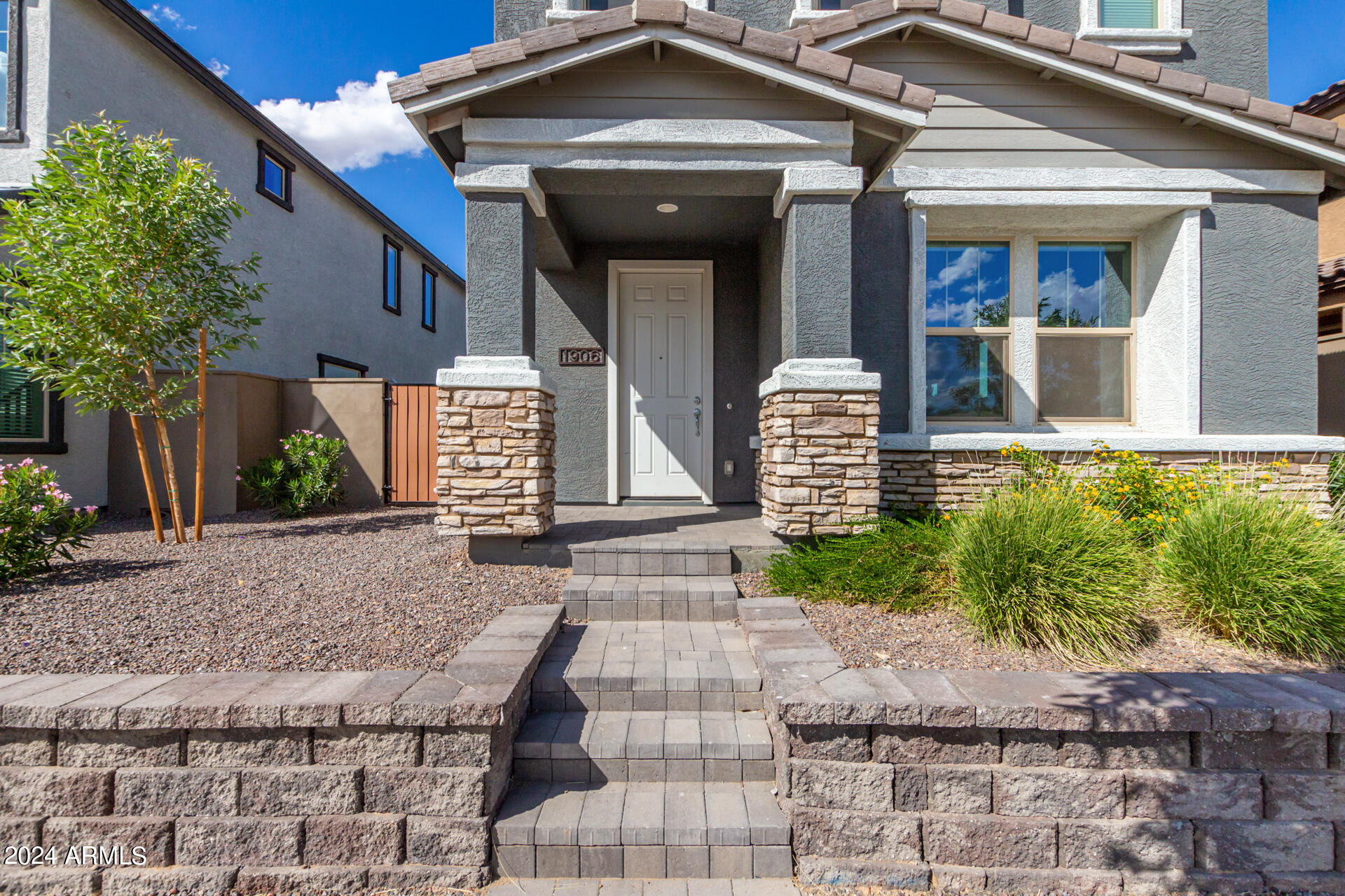 1906 W LARIAT Lane