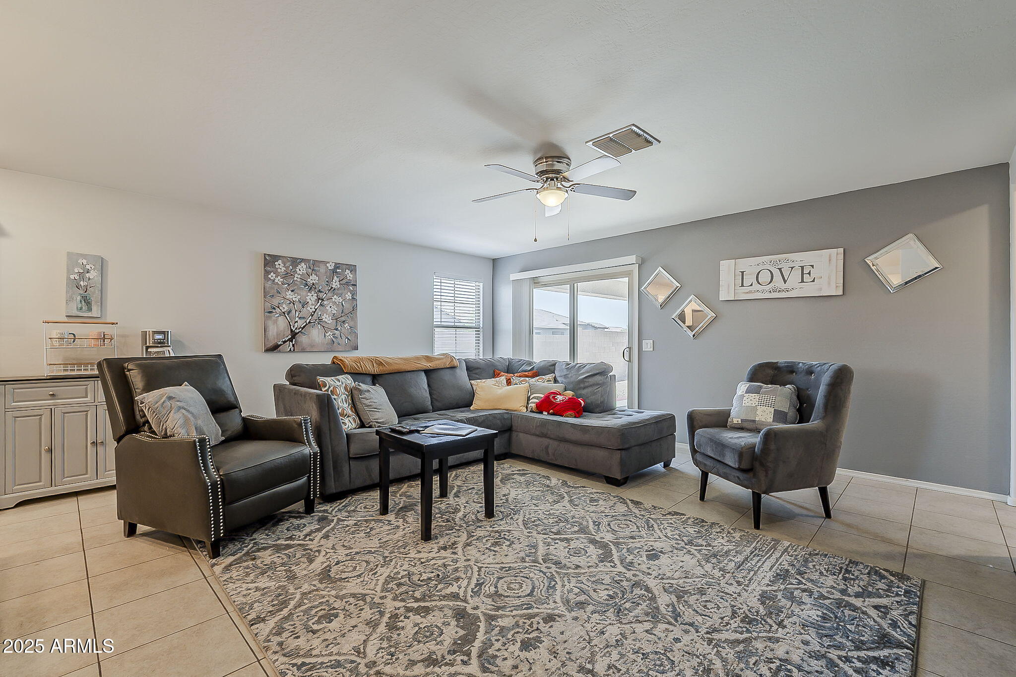 1752 E DESERT BREEZE Place