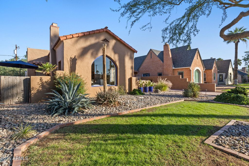 Photo of 514 W Monte Vista Road, Phoenix, AZ 85003 (MLS # 6947639)