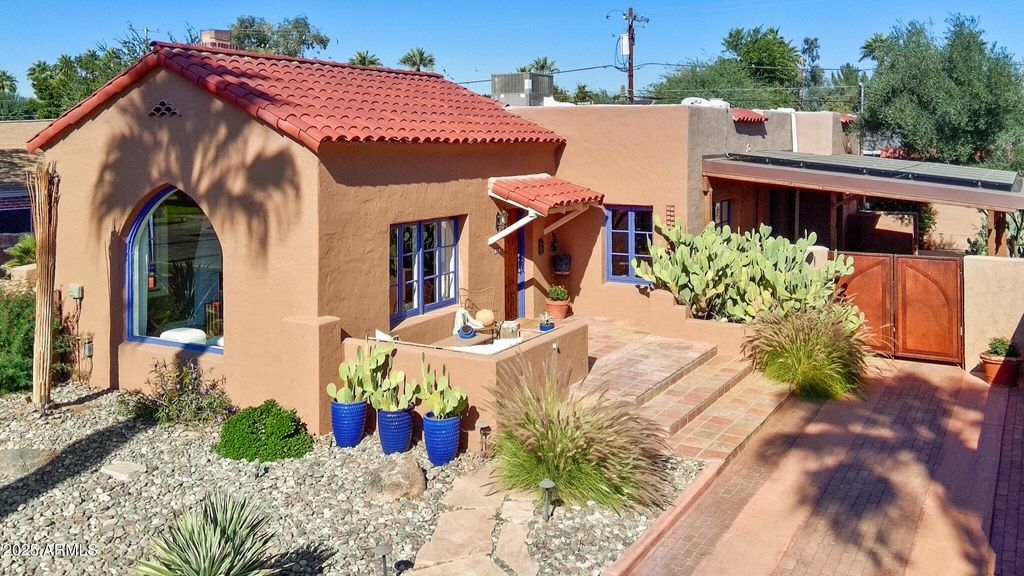 Photo of 514 W Monte Vista Road, Phoenix, AZ 85003 (MLS # 6947639)