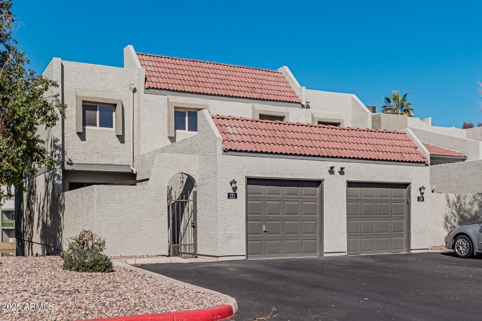 2524 S EL PARADISO -- 121